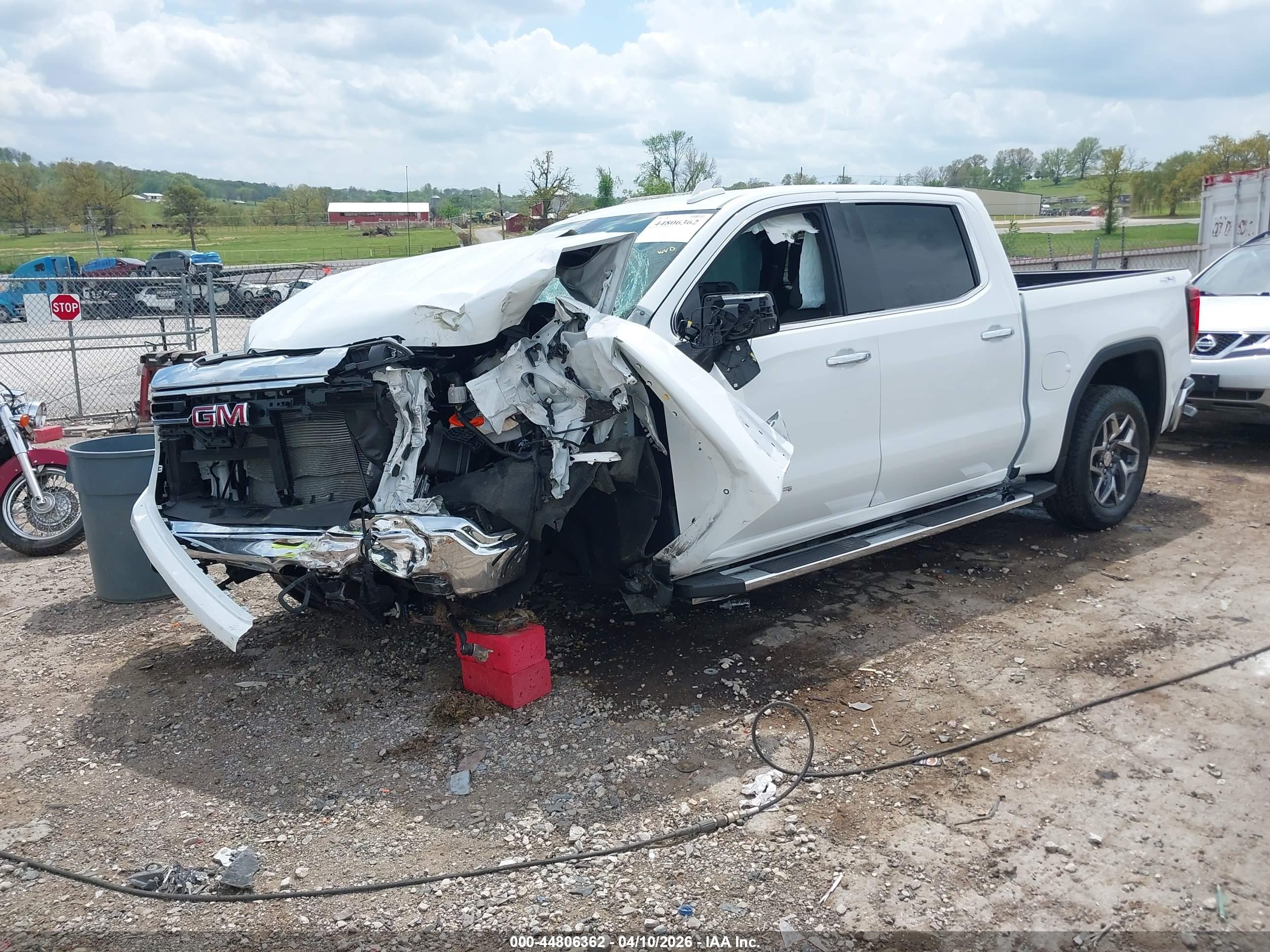 GMC SIERRA image 2