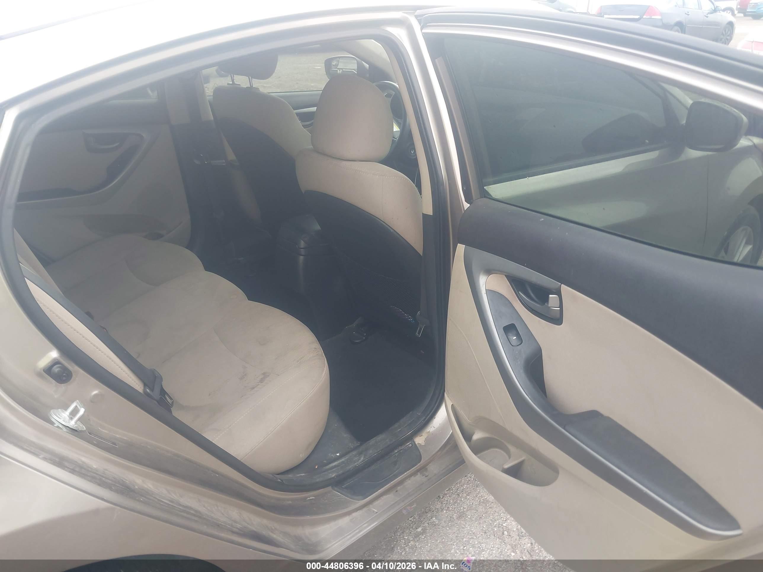 HYUNDAI ELANTRA image 8