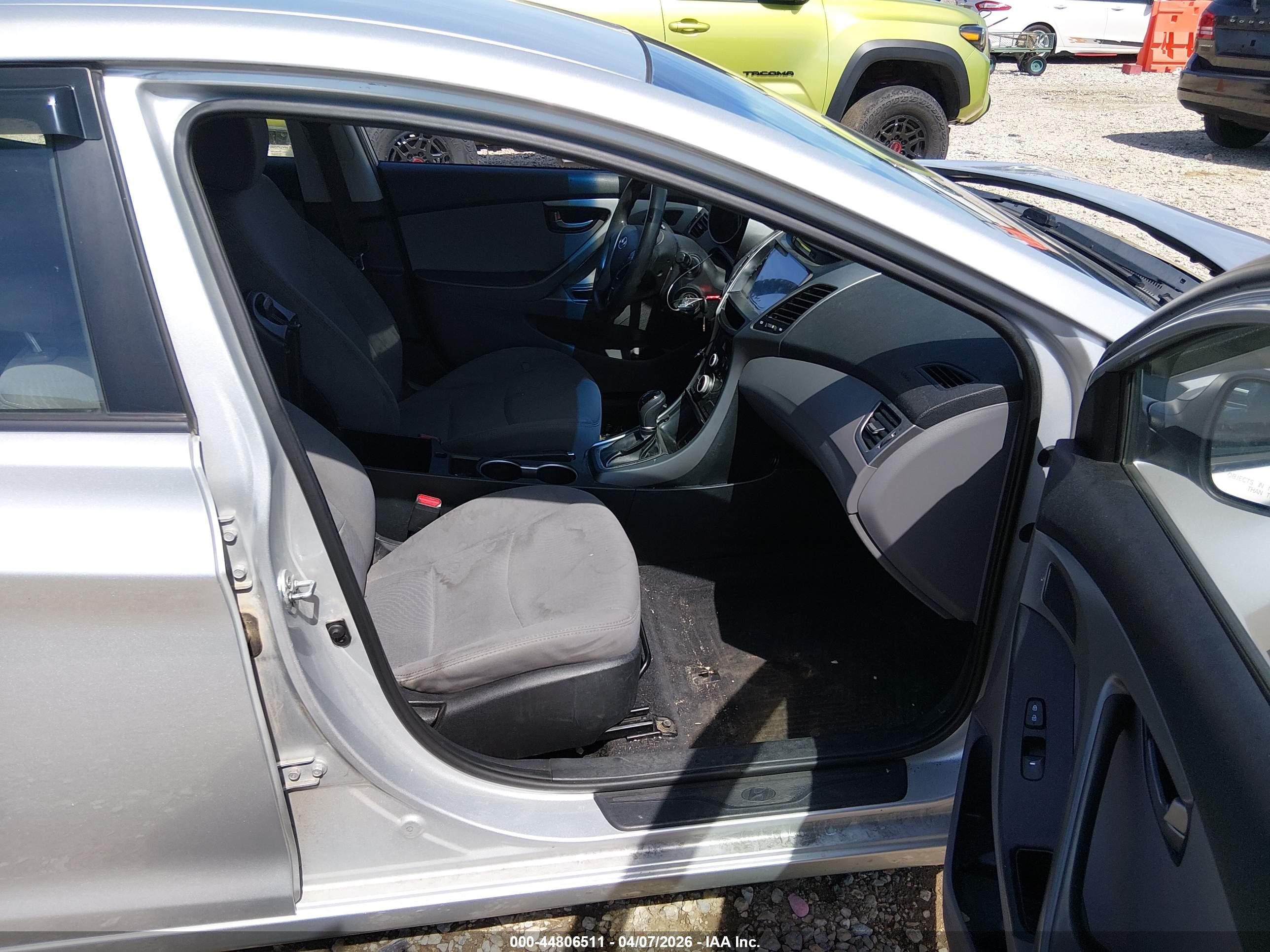 HYUNDAI ELANTRA image 5