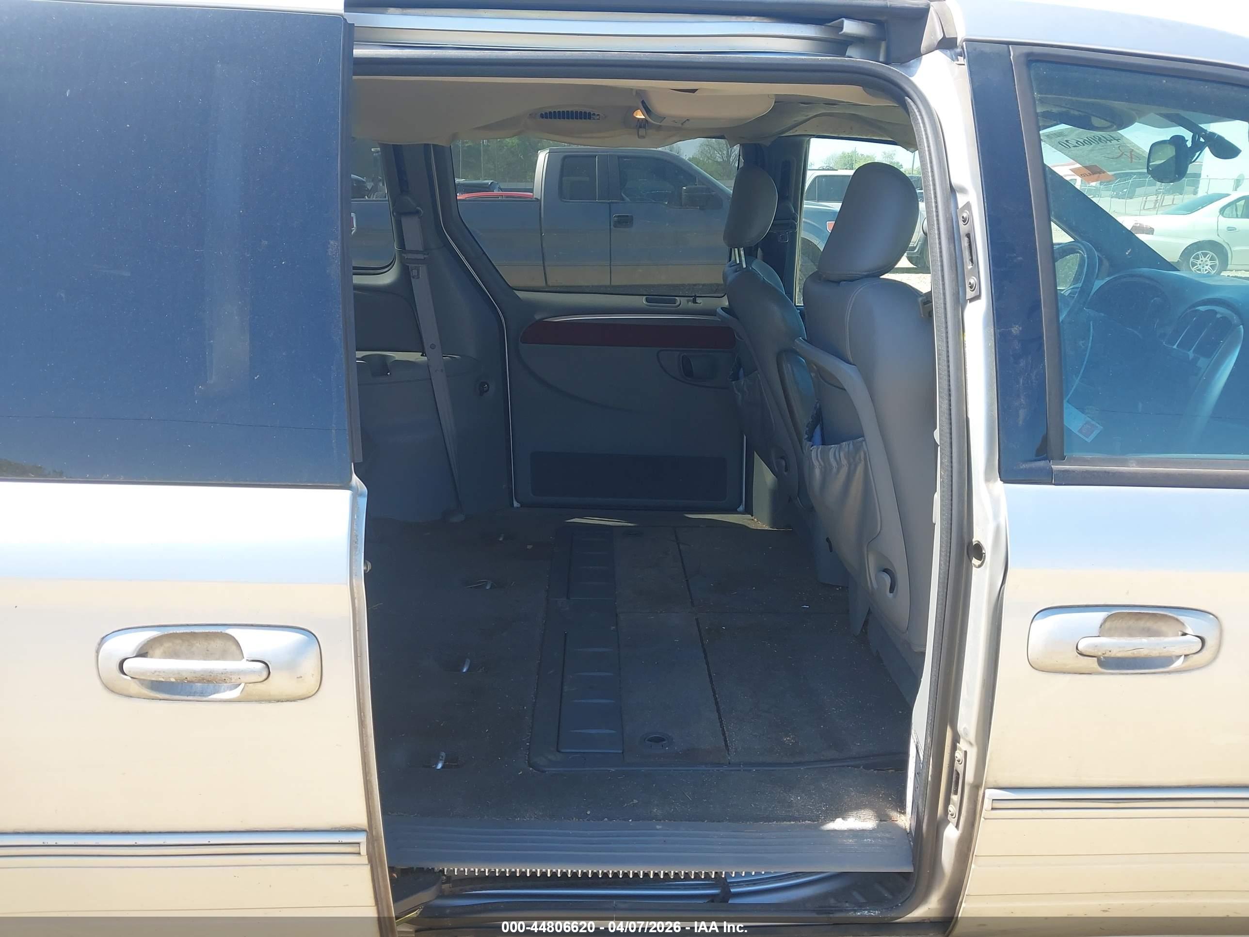 CHRYSLER TOWN image 8