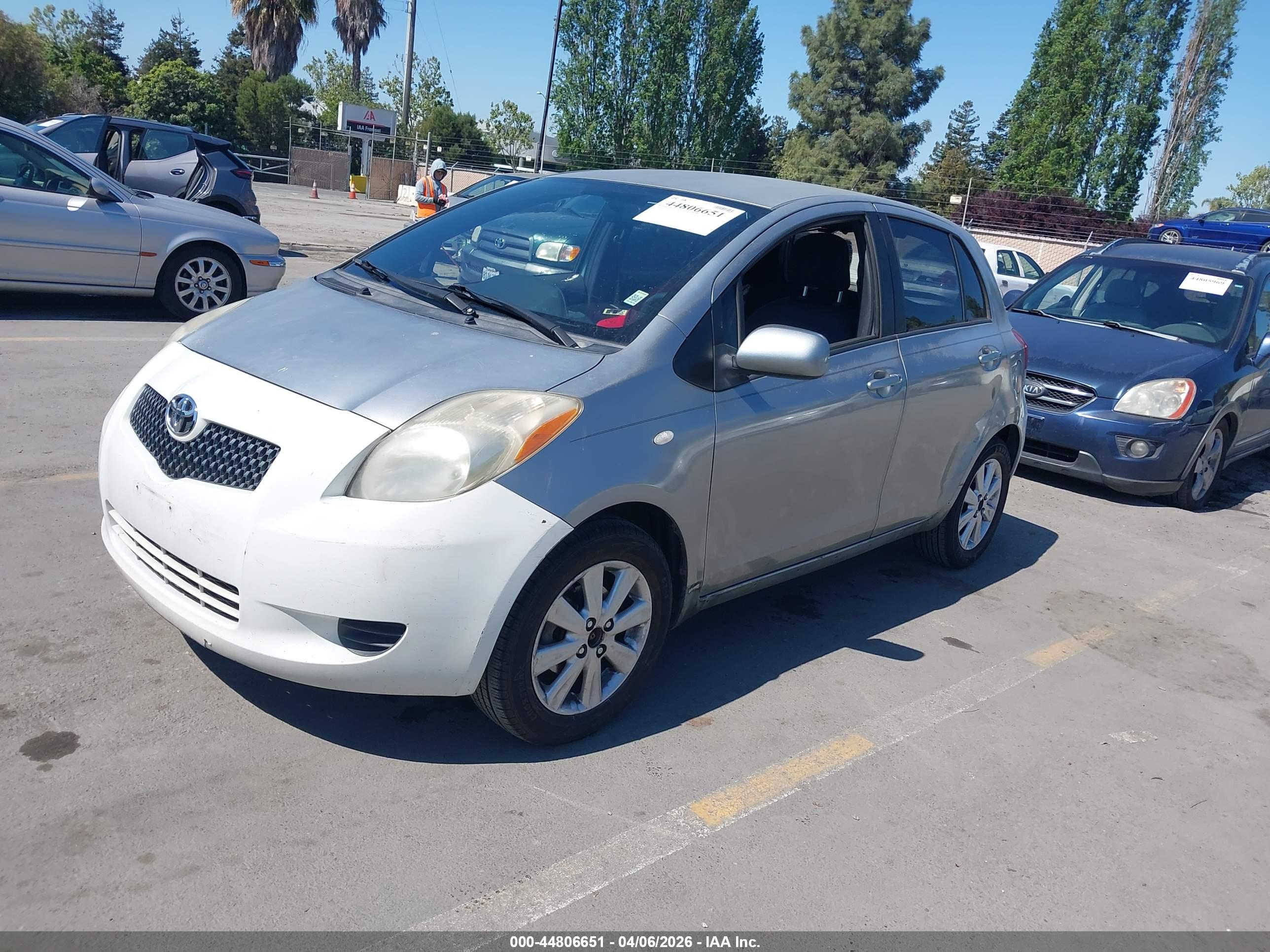 TOYOTA YARIS image 2