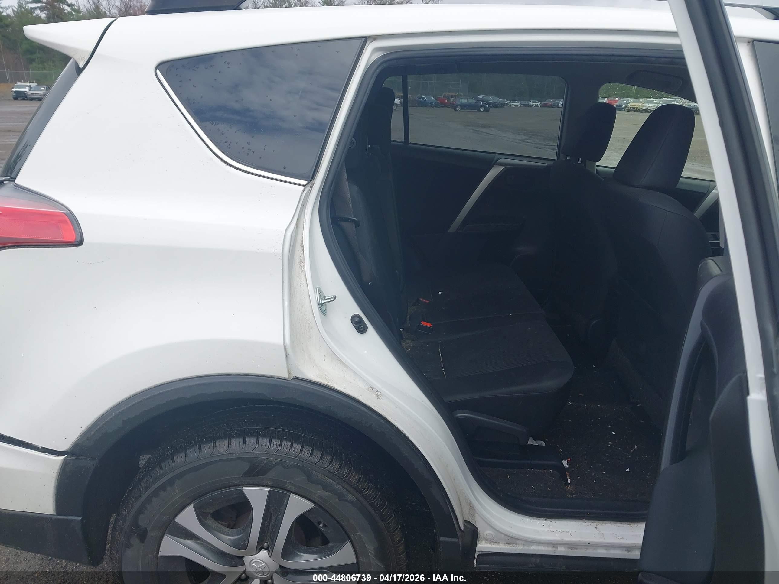 TOYOTA RAV4 image 8