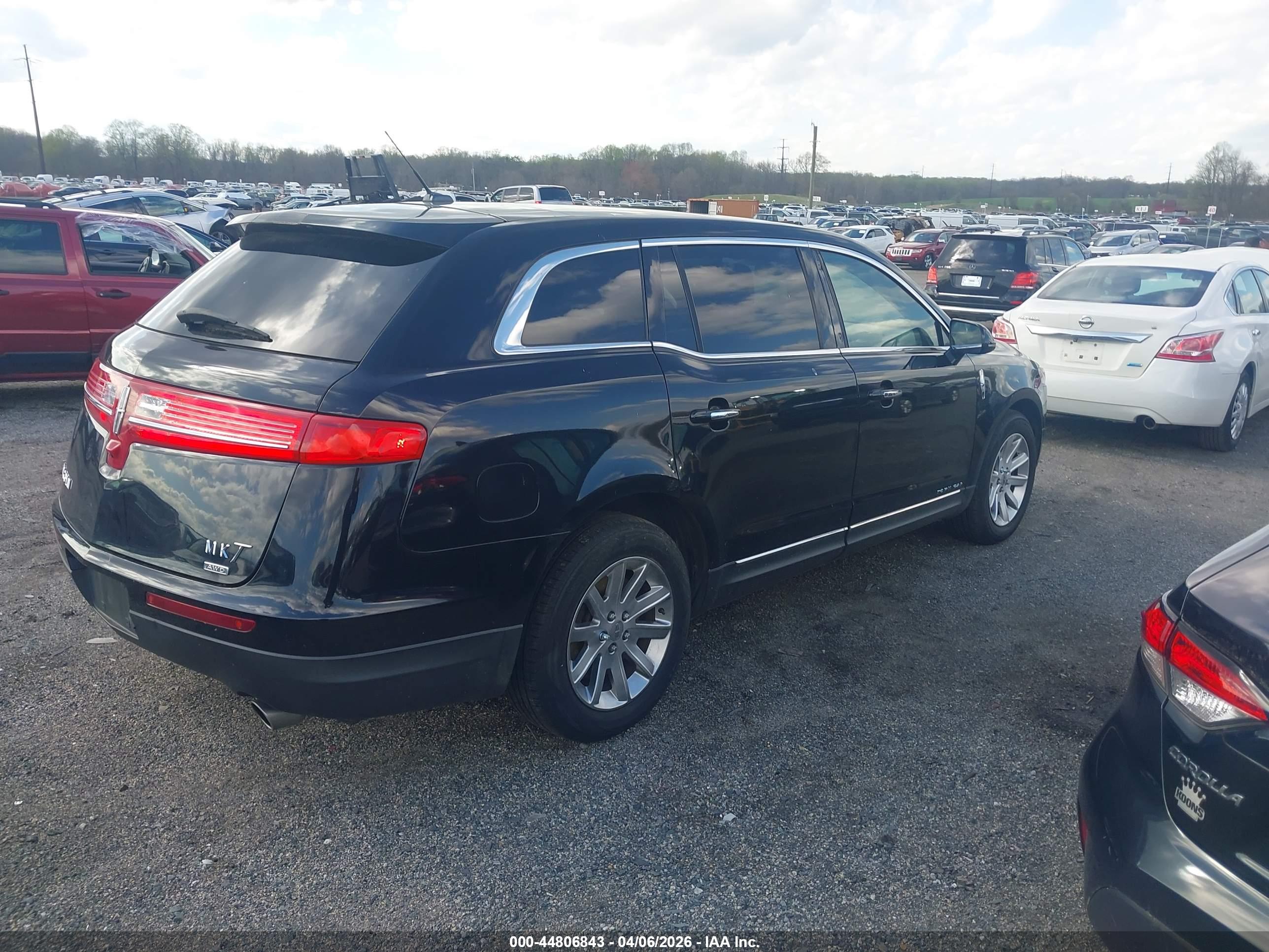 LINCOLN MKT image 4