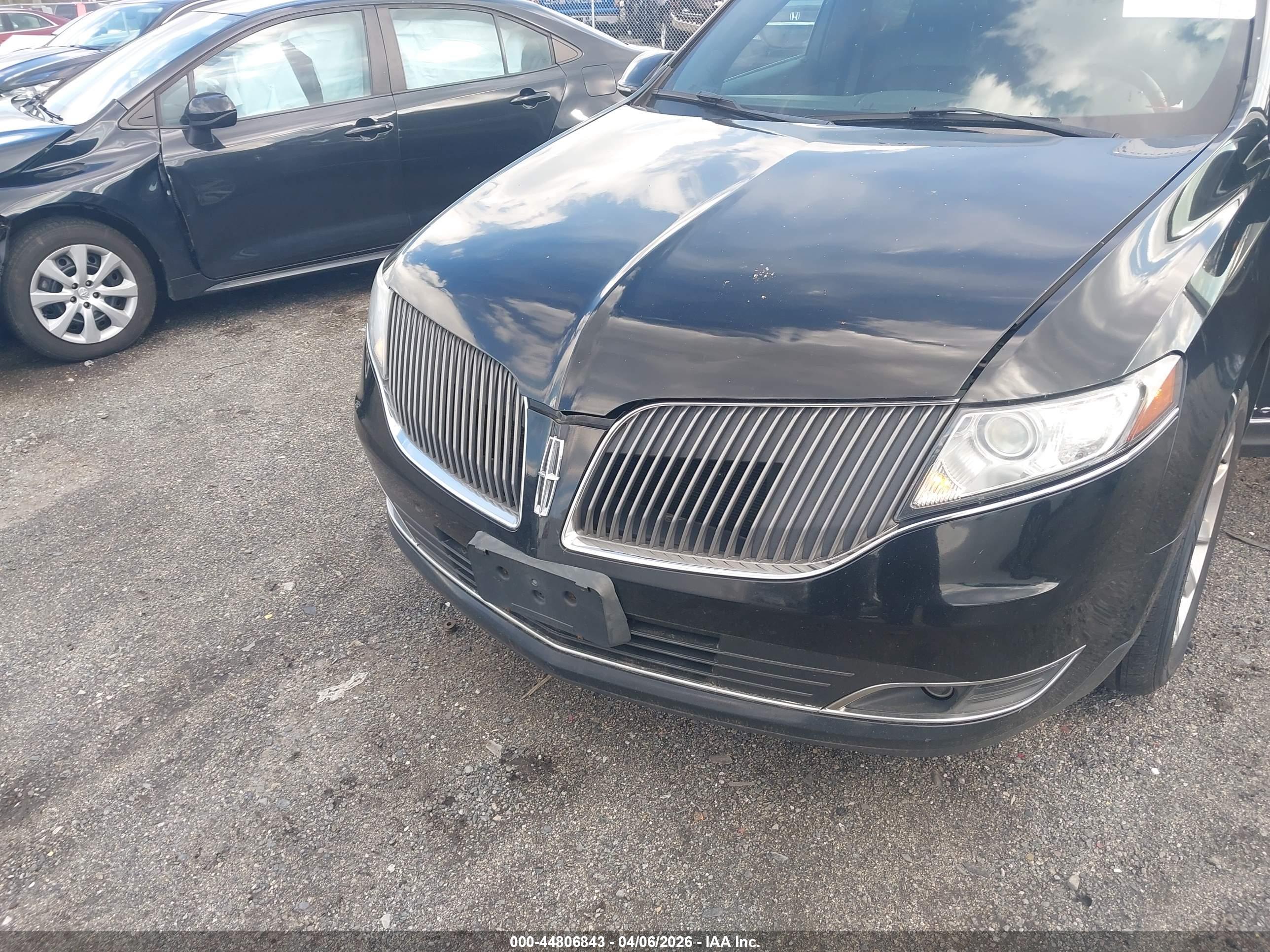 LINCOLN MKT image 6