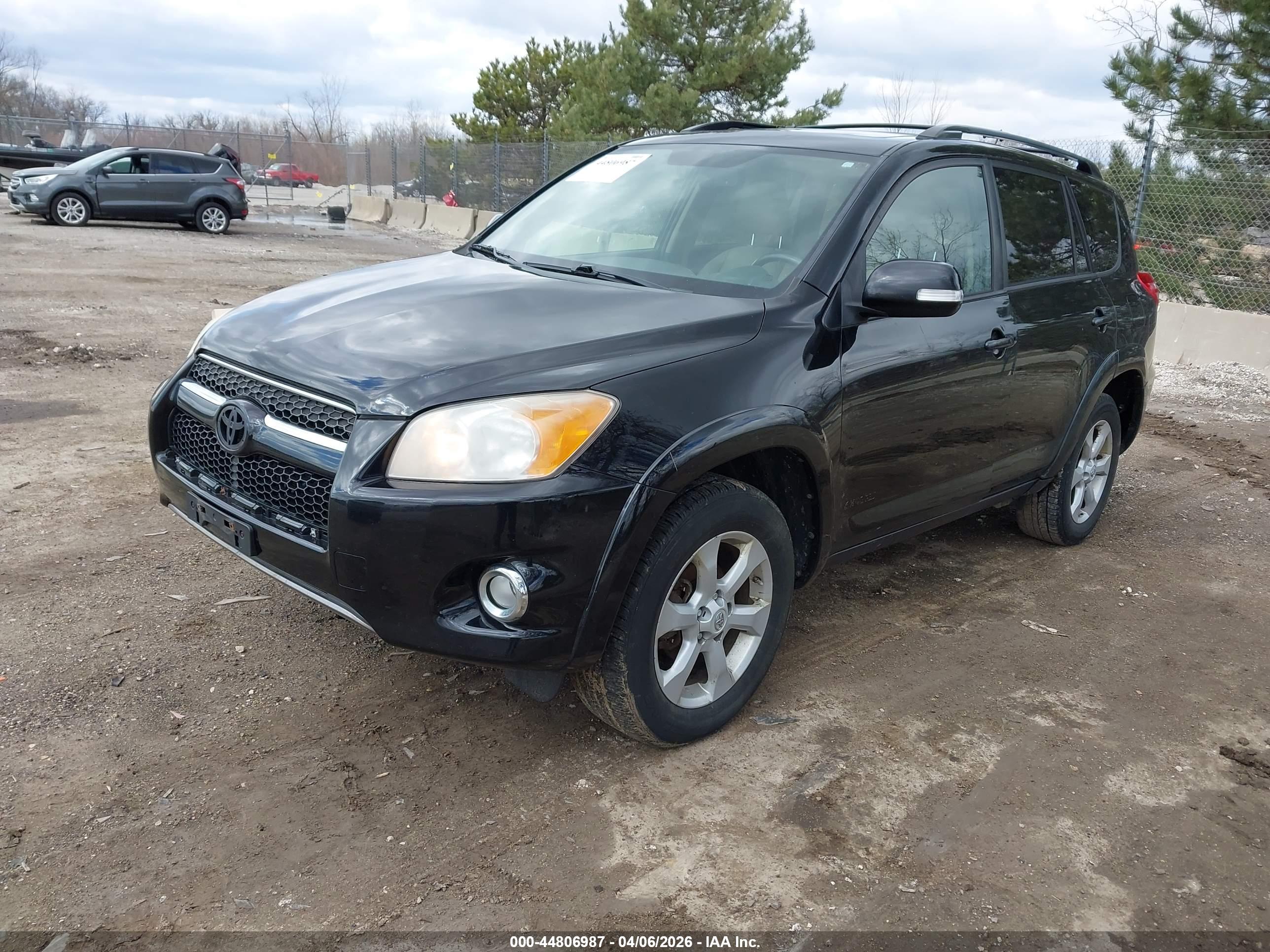 TOYOTA RAV4 image 2