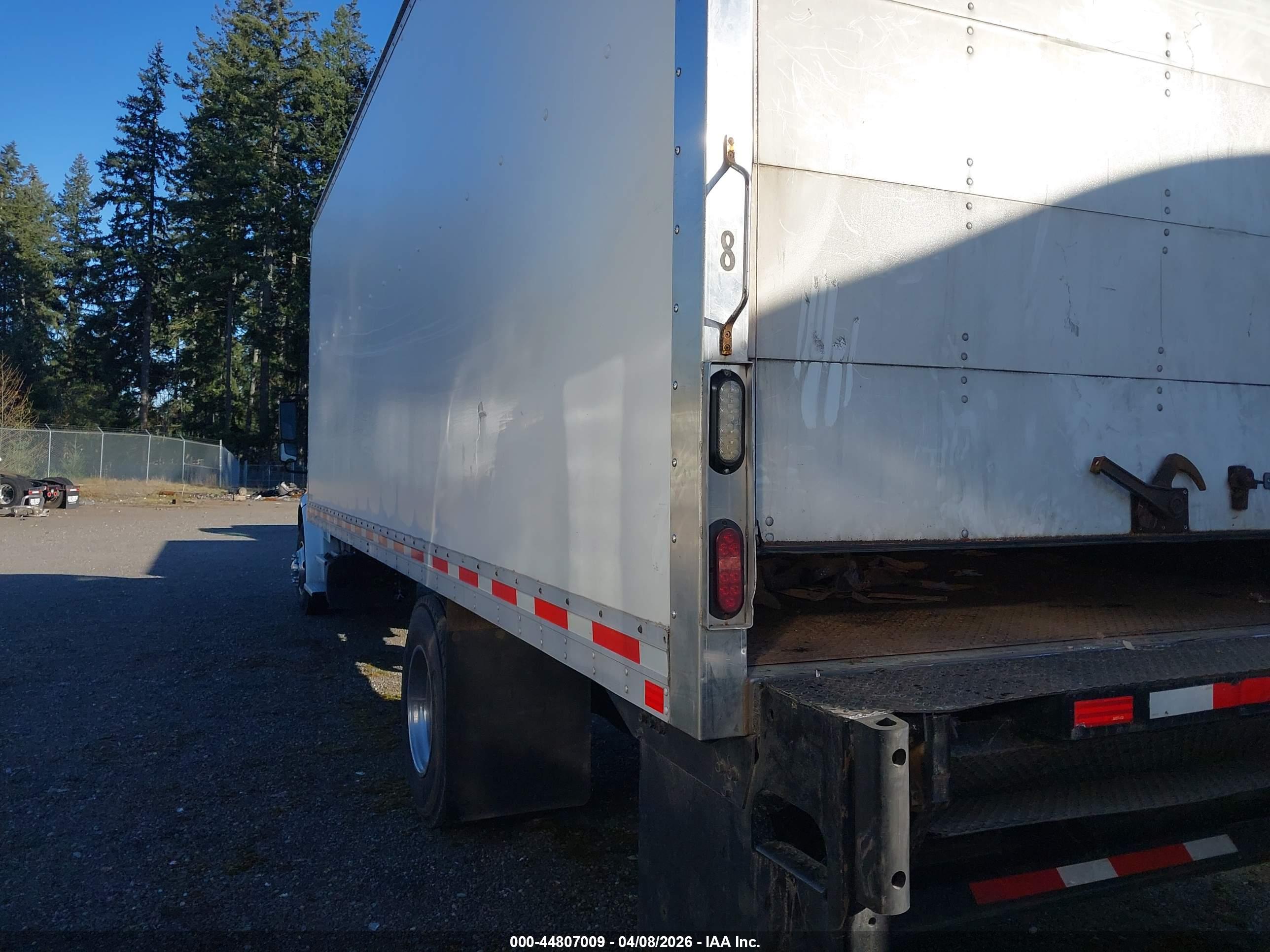 FREIGHTLINER M2 image 3