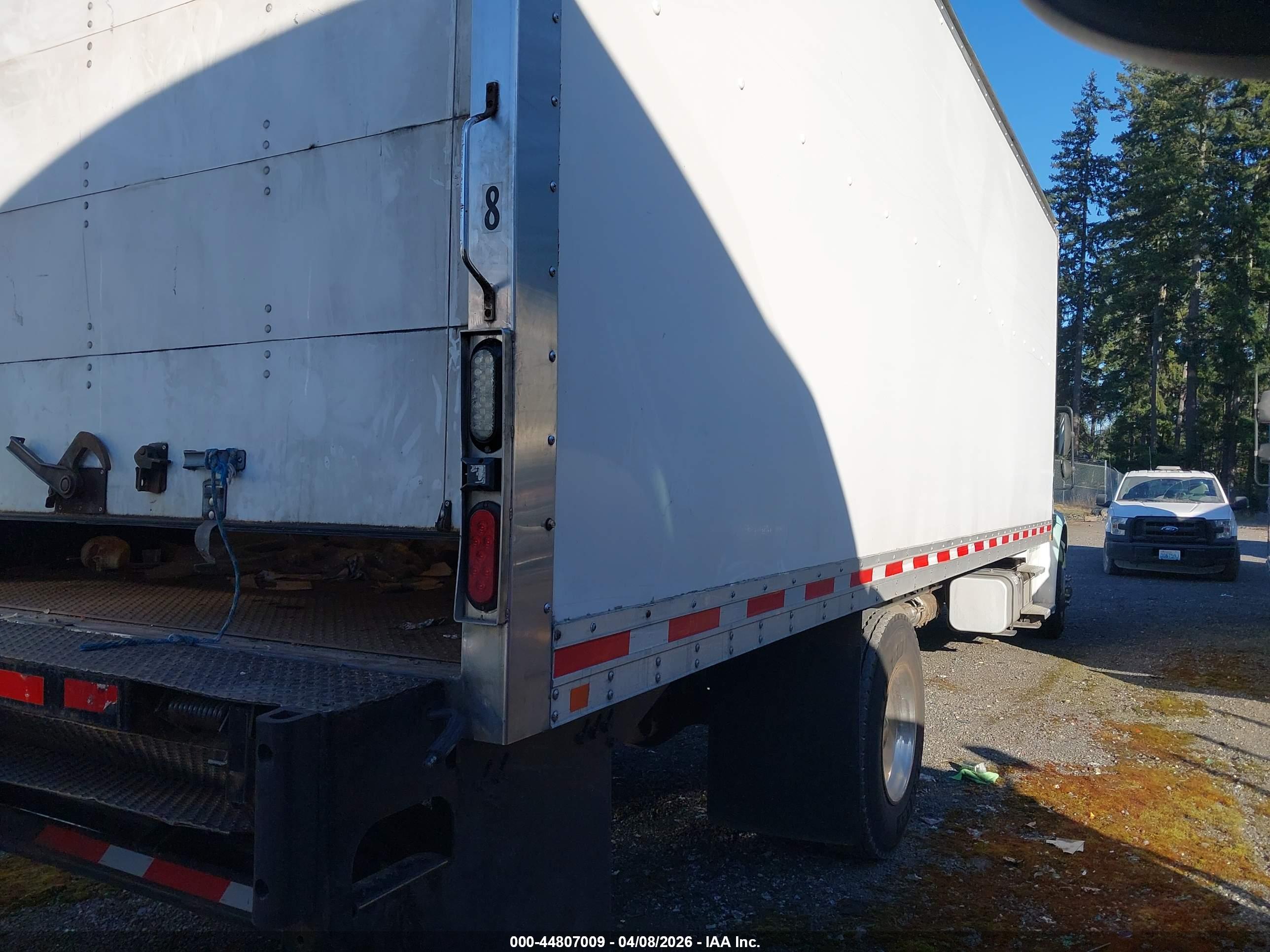 FREIGHTLINER M2 image 4