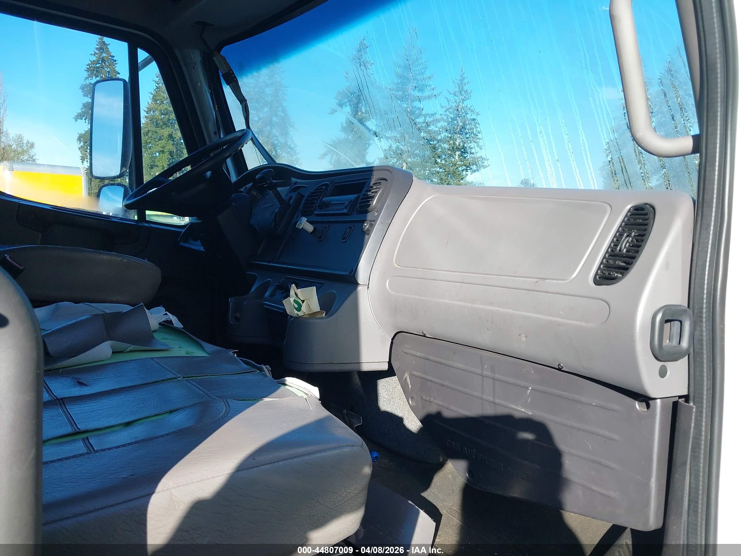 FREIGHTLINER M2 image 8