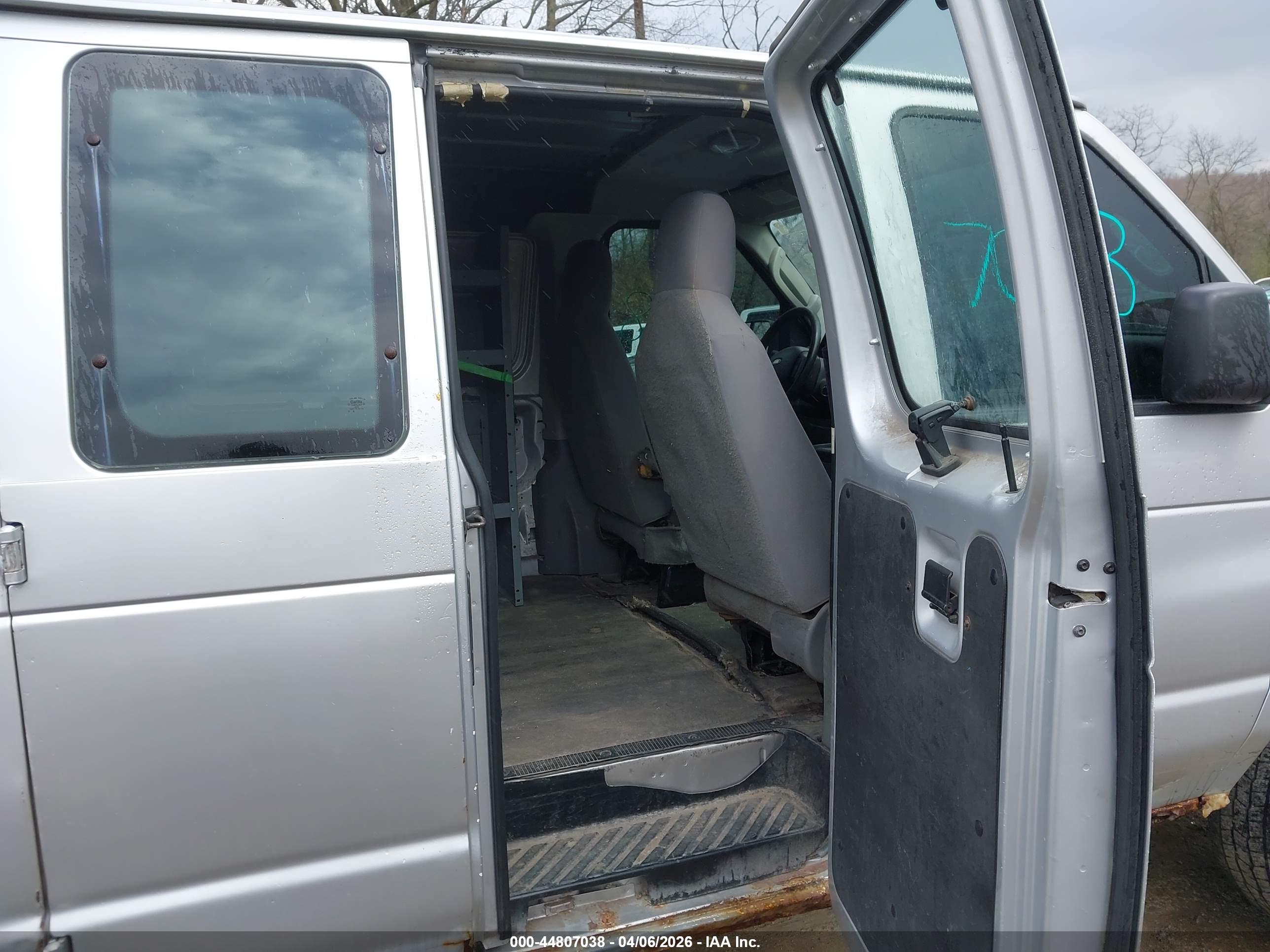 FORD E-250 image 8