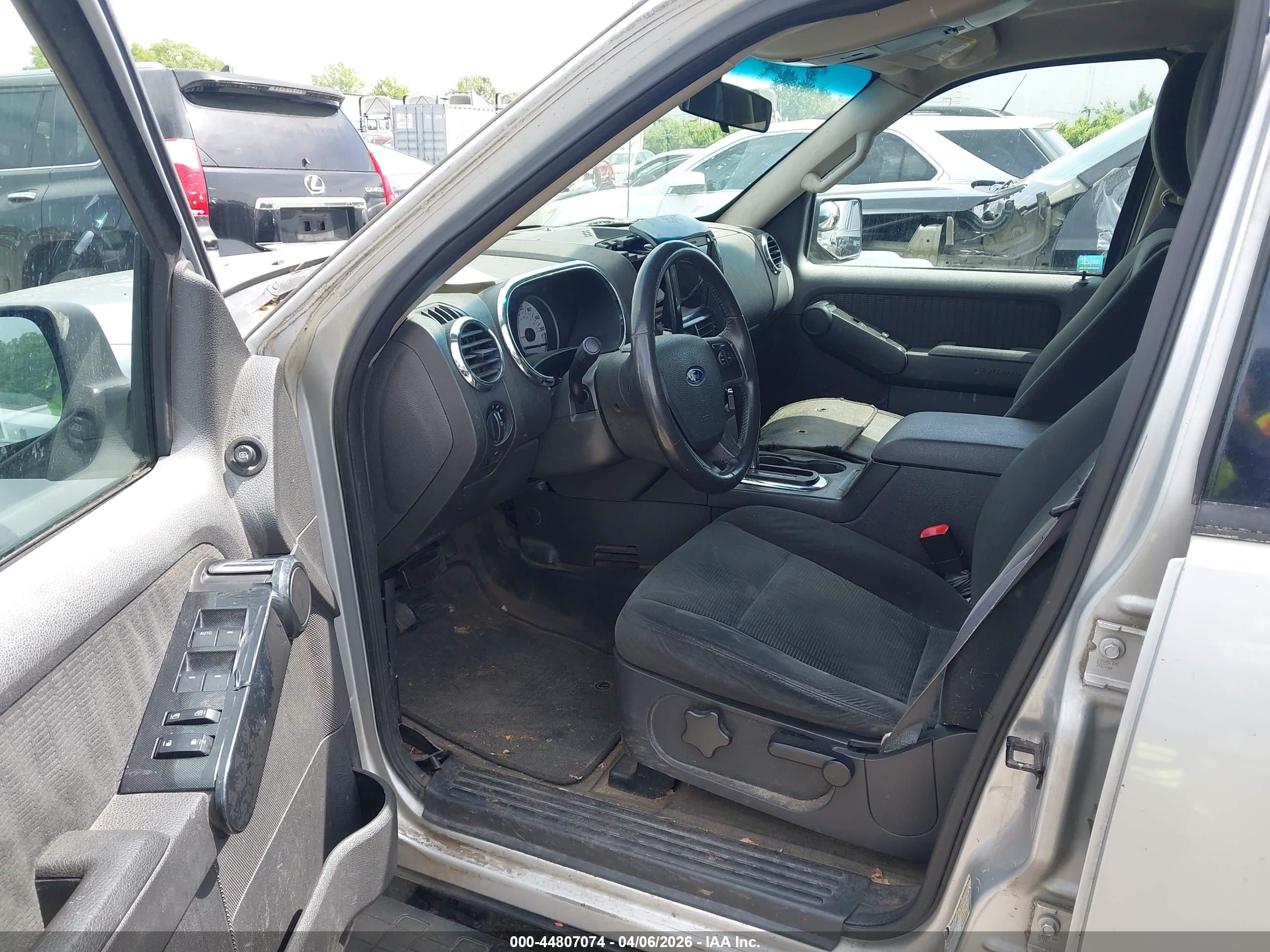 FORD EXPLORER image 5