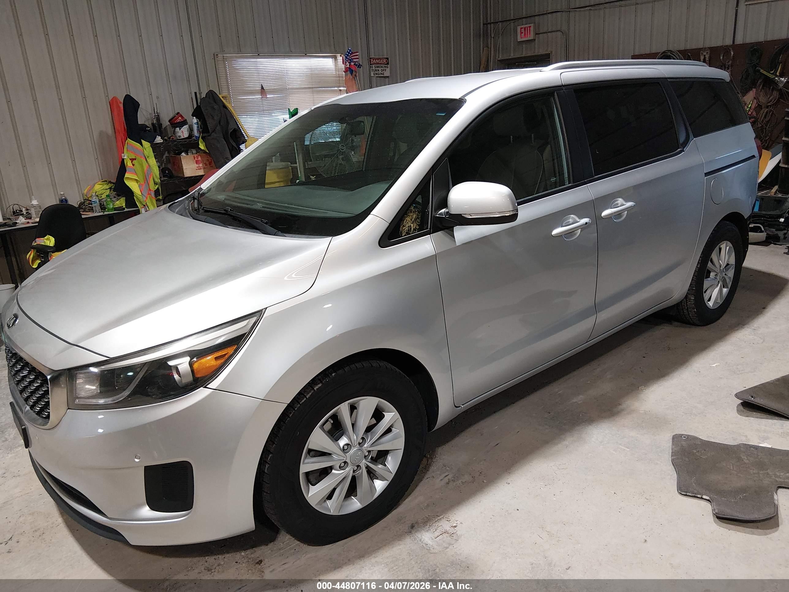 KIA SEDONA image 2