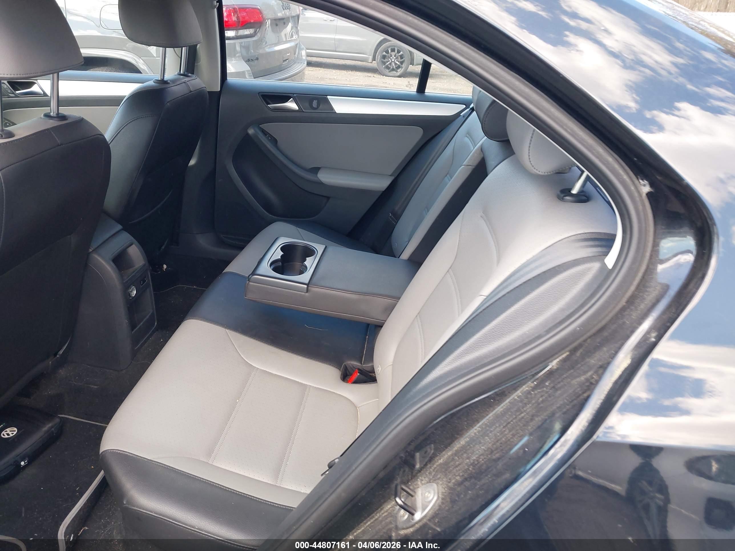 VOLKSWAGEN JETTA image 8