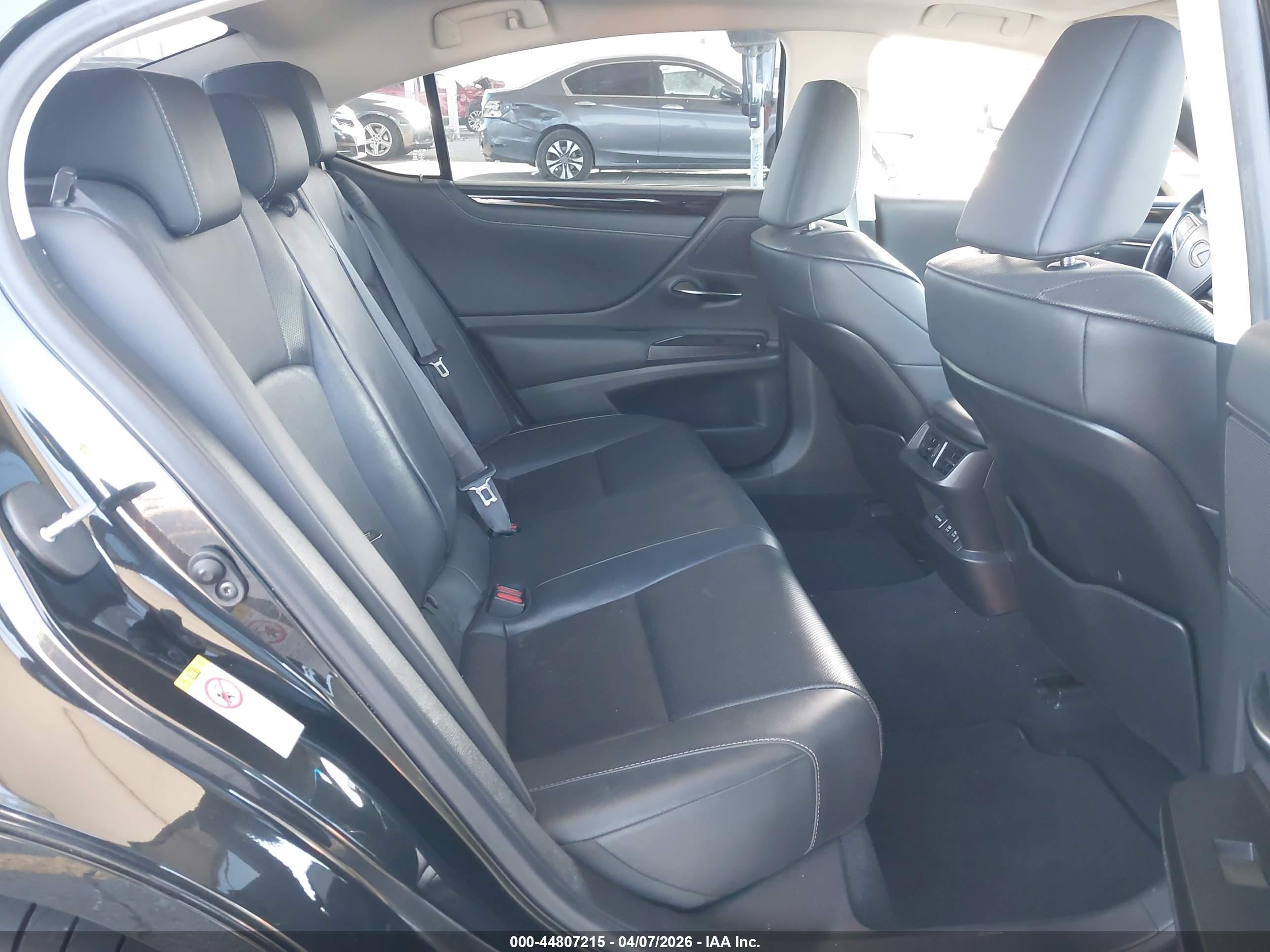 LEXUS ES image 8