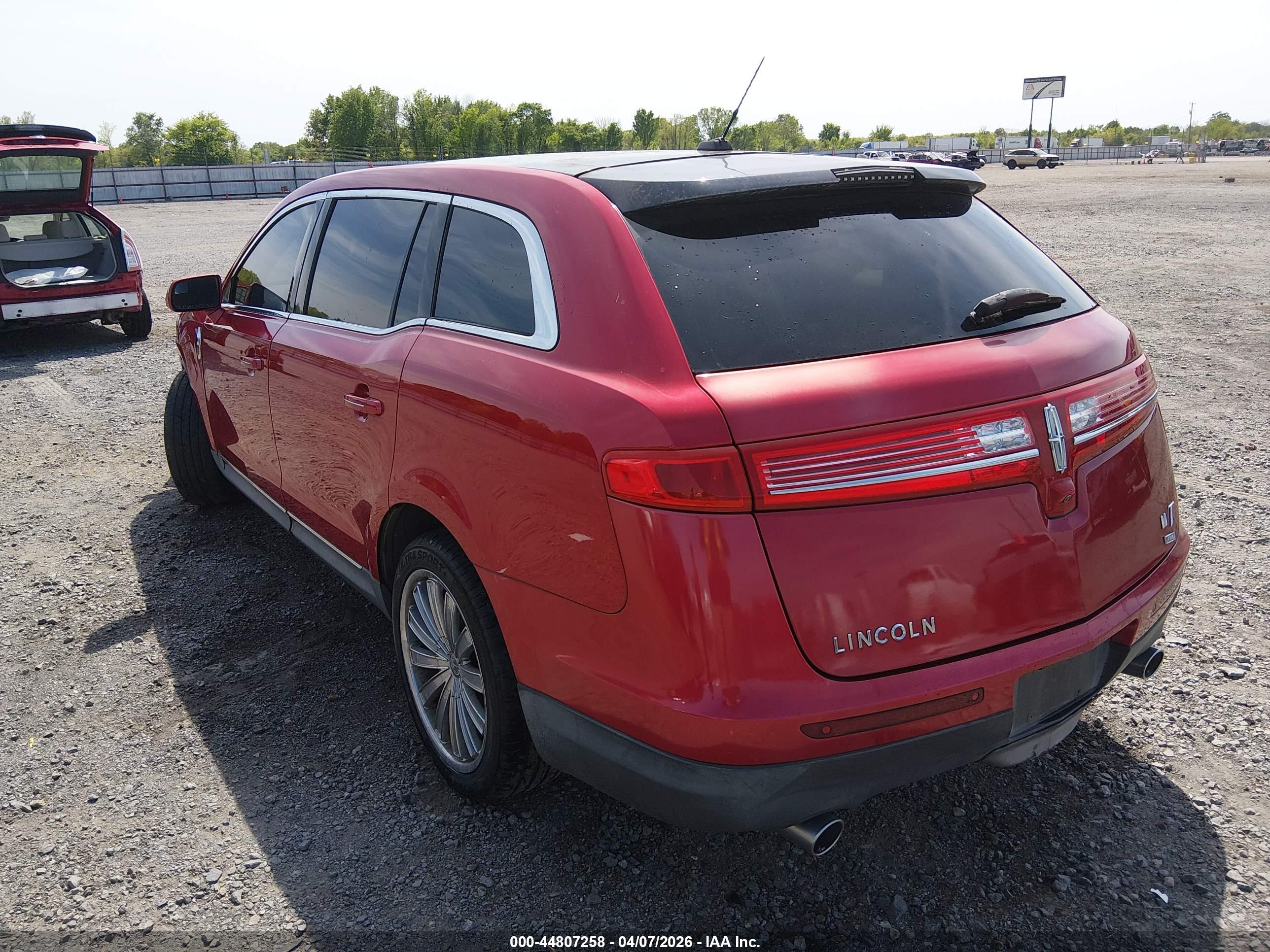 LINCOLN MKT image 3