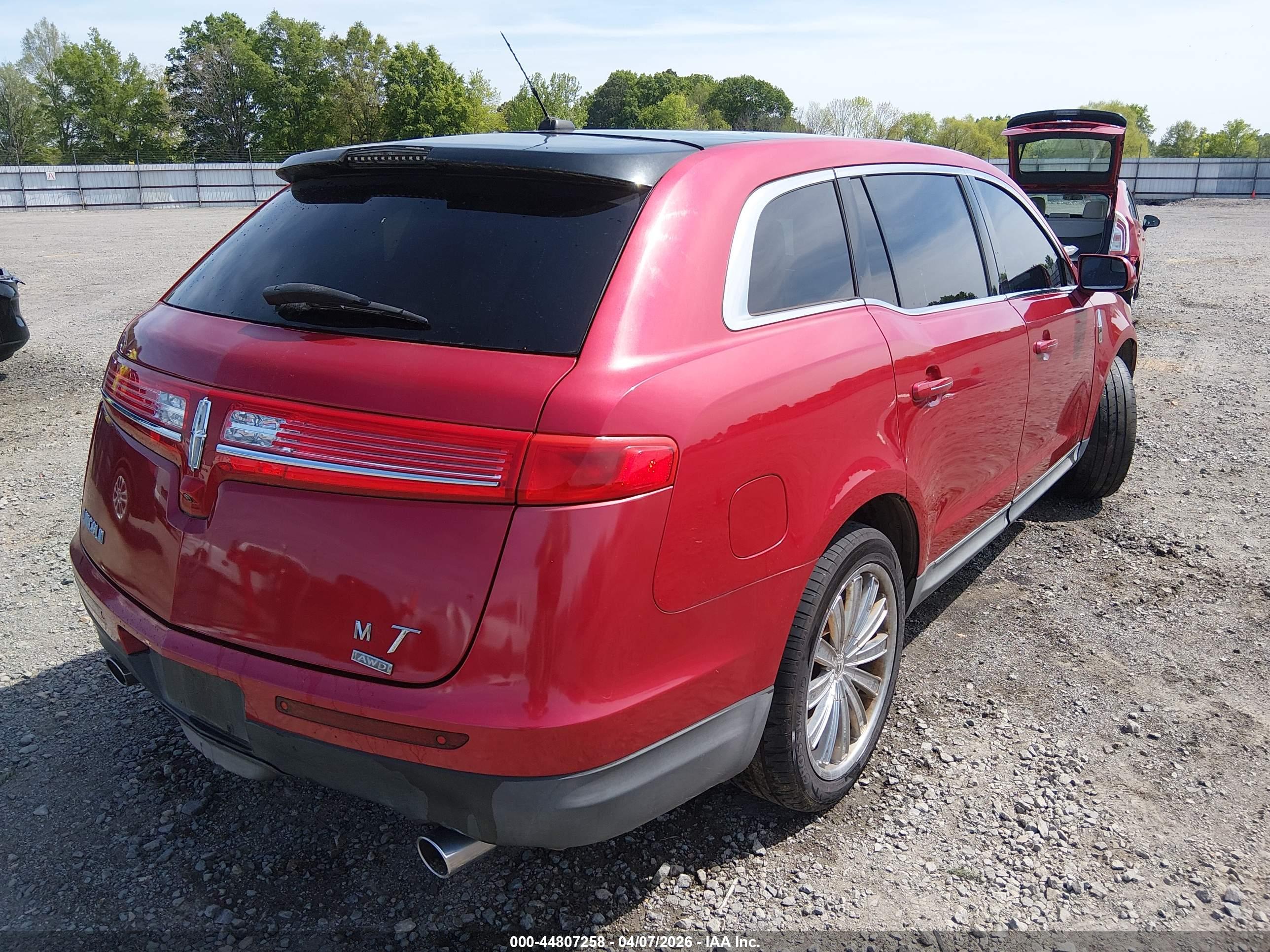 LINCOLN MKT image 4