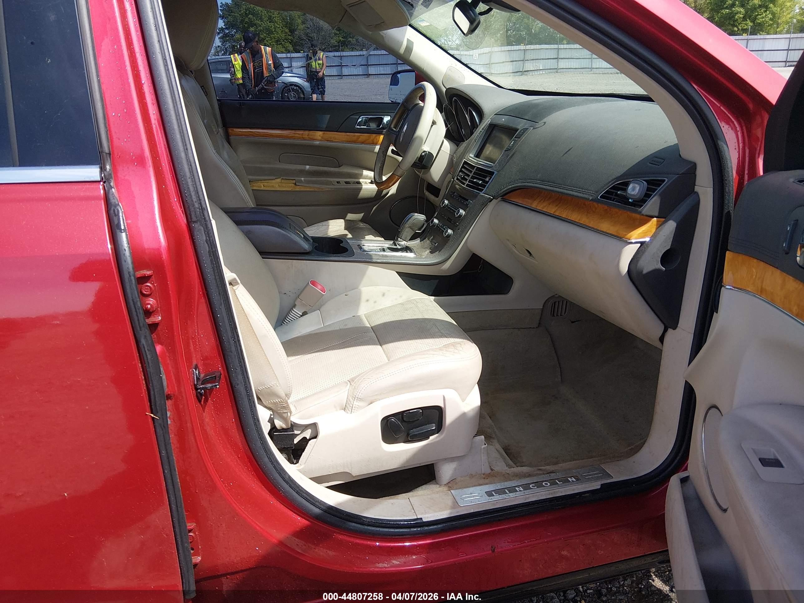 LINCOLN MKT image 5