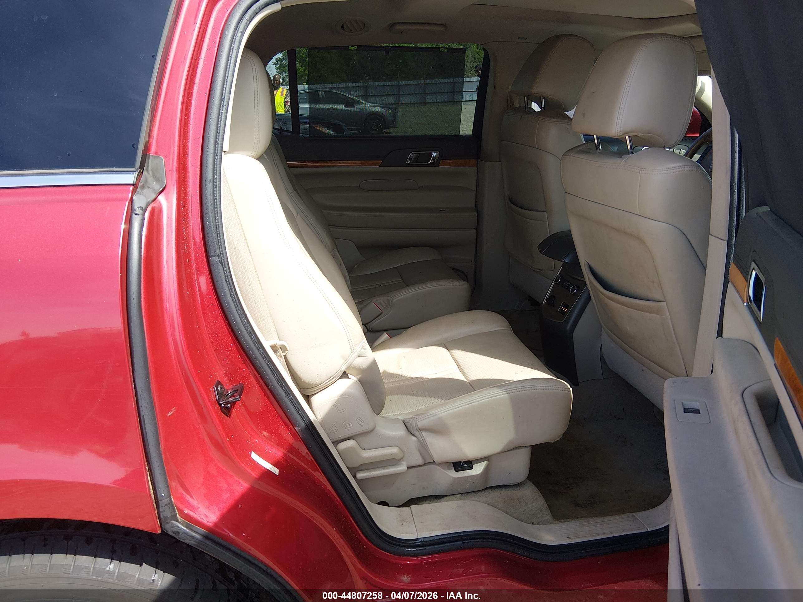 LINCOLN MKT image 8