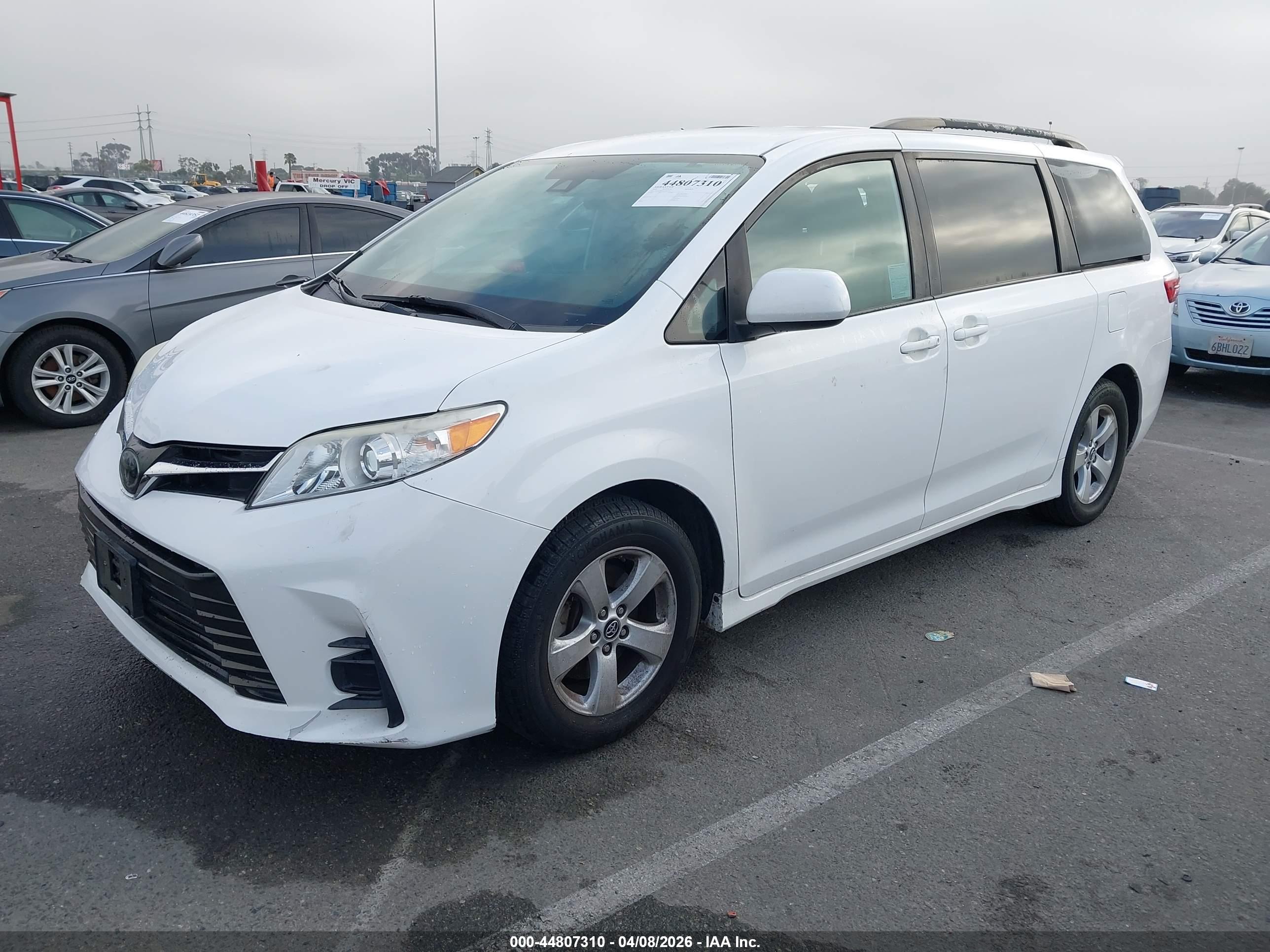 TOYOTA SIENNA image 2
