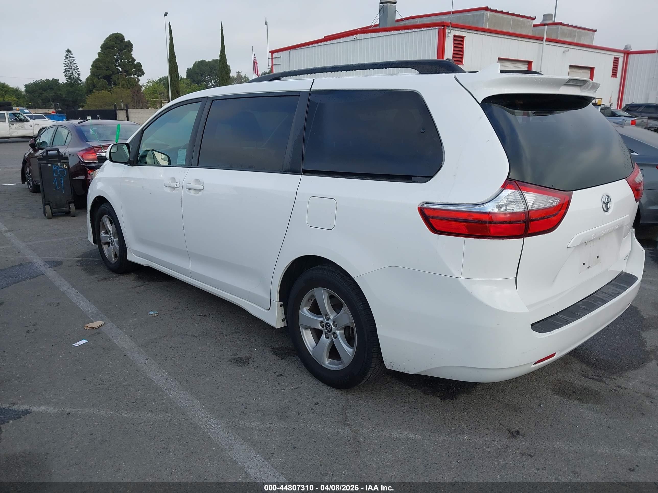TOYOTA SIENNA image 3