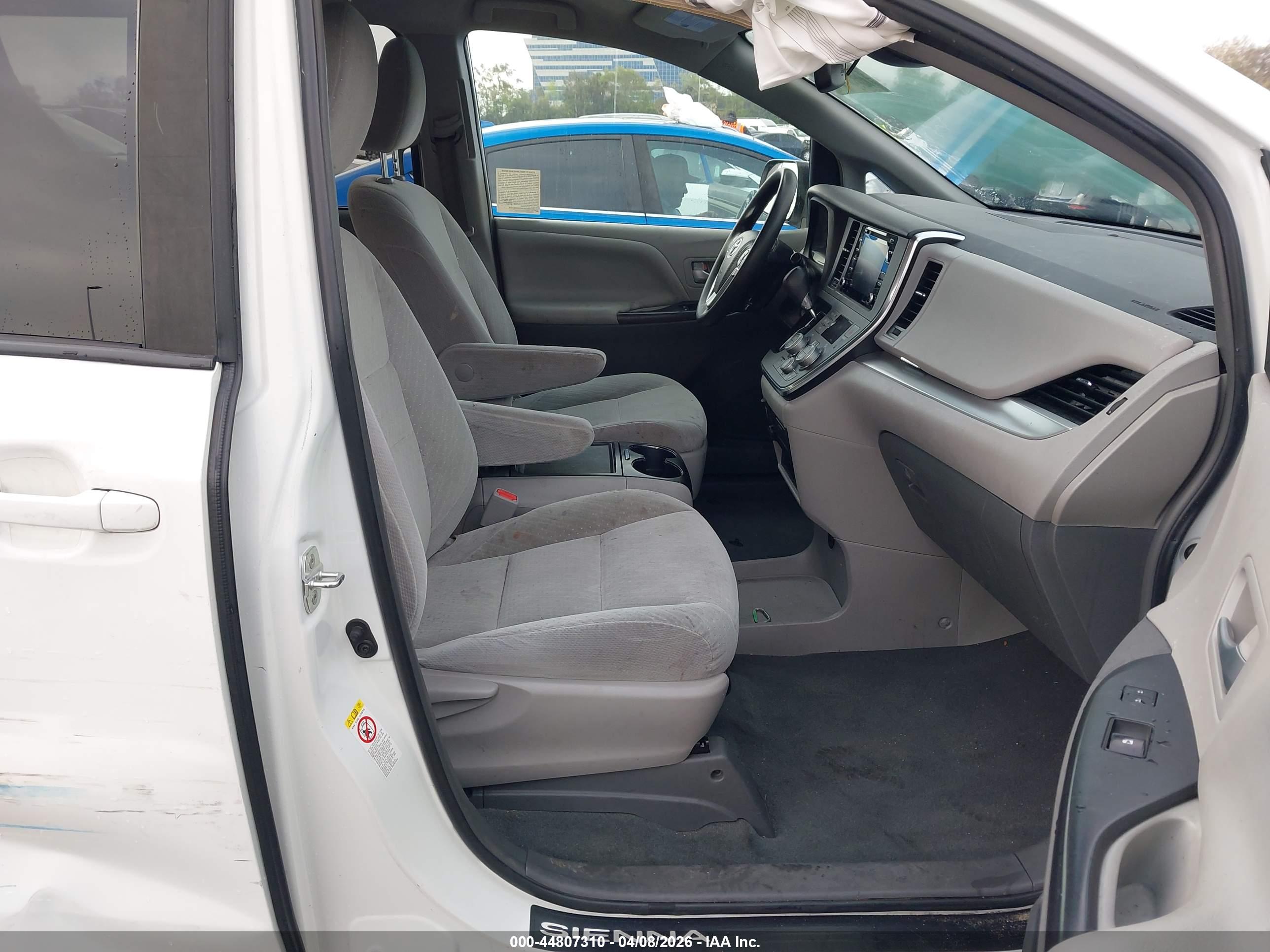 TOYOTA SIENNA image 5