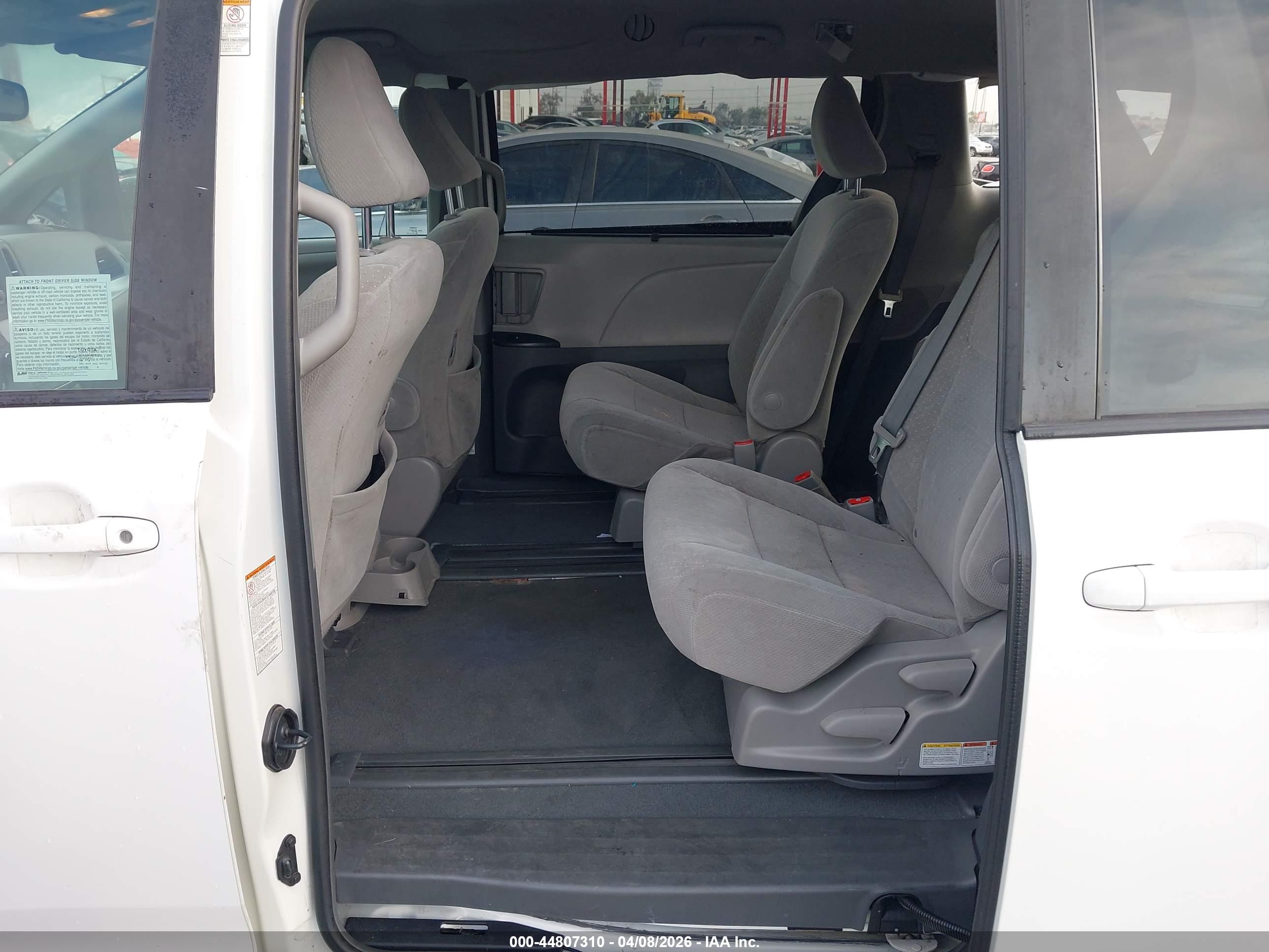 TOYOTA SIENNA image 8