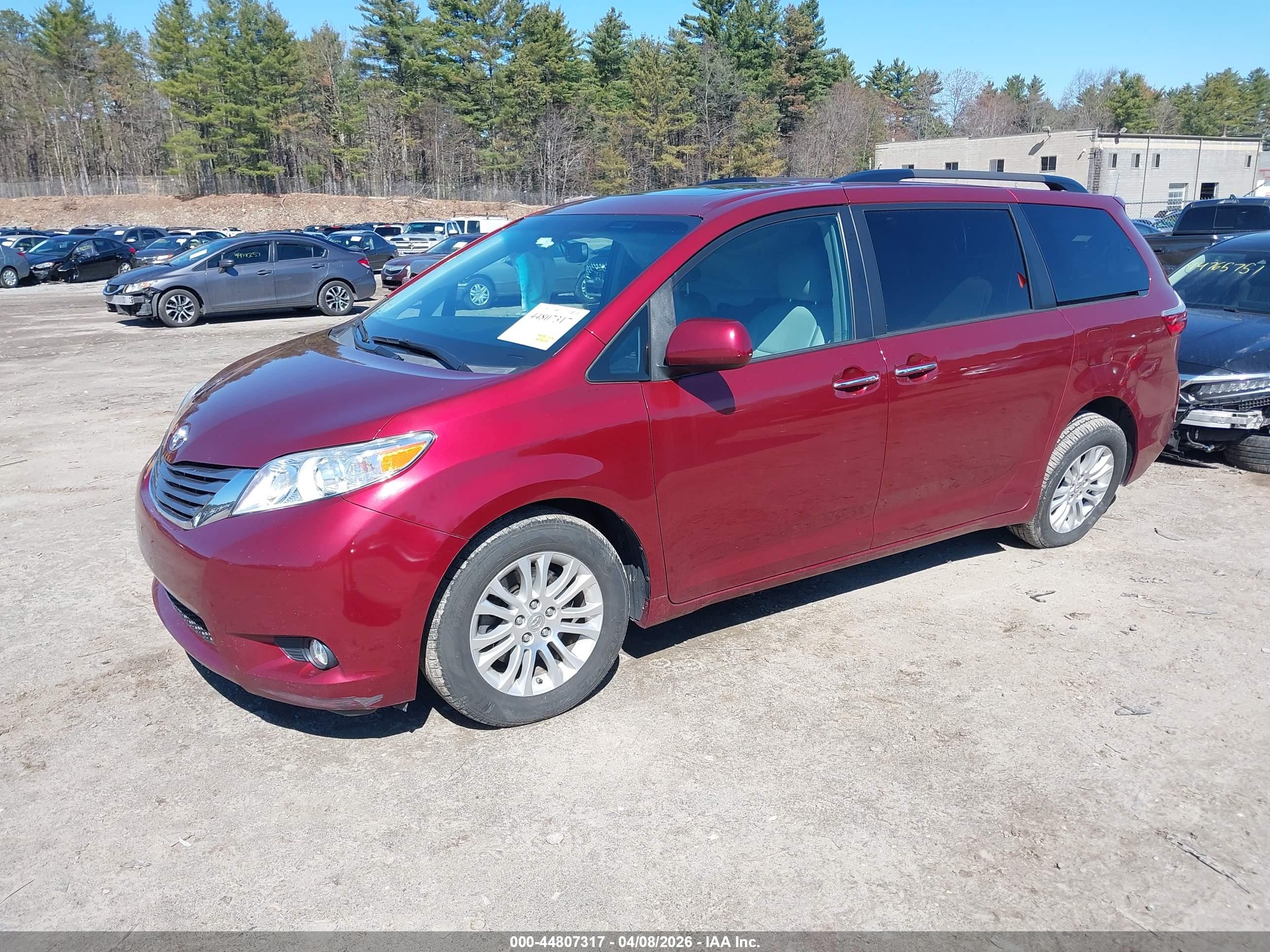 TOYOTA SIENNA image 2