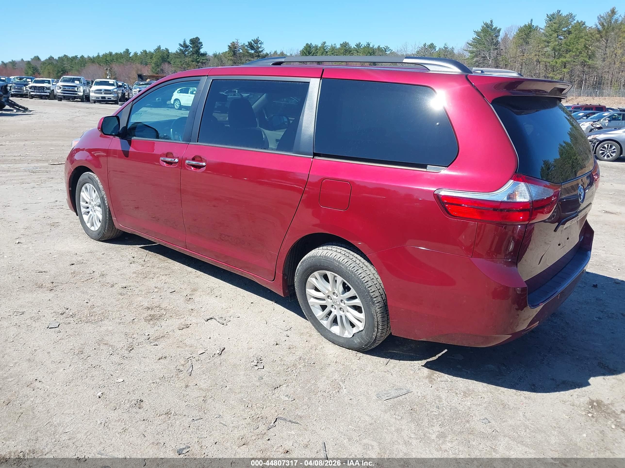 TOYOTA SIENNA image 3