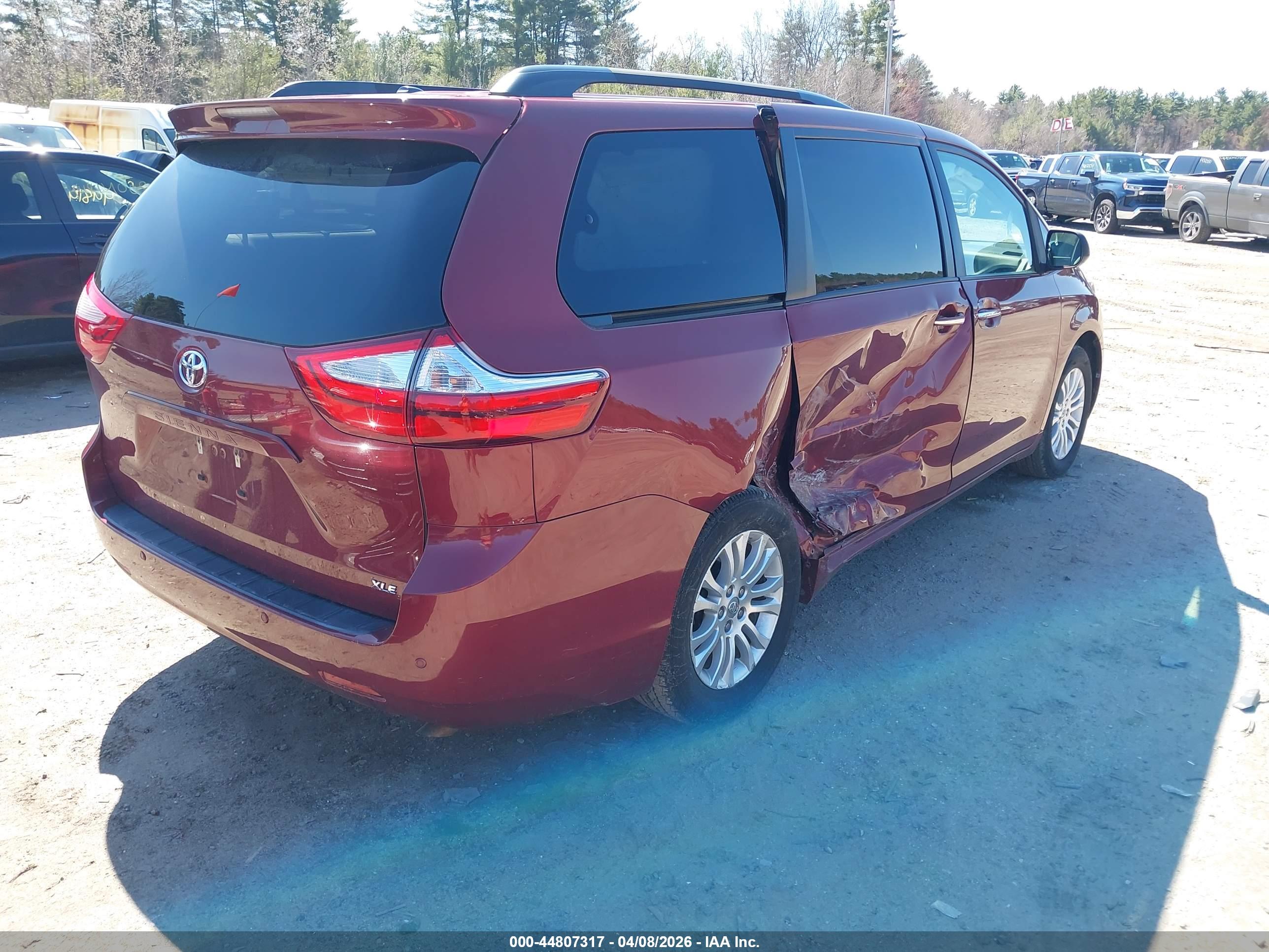 TOYOTA SIENNA image 4