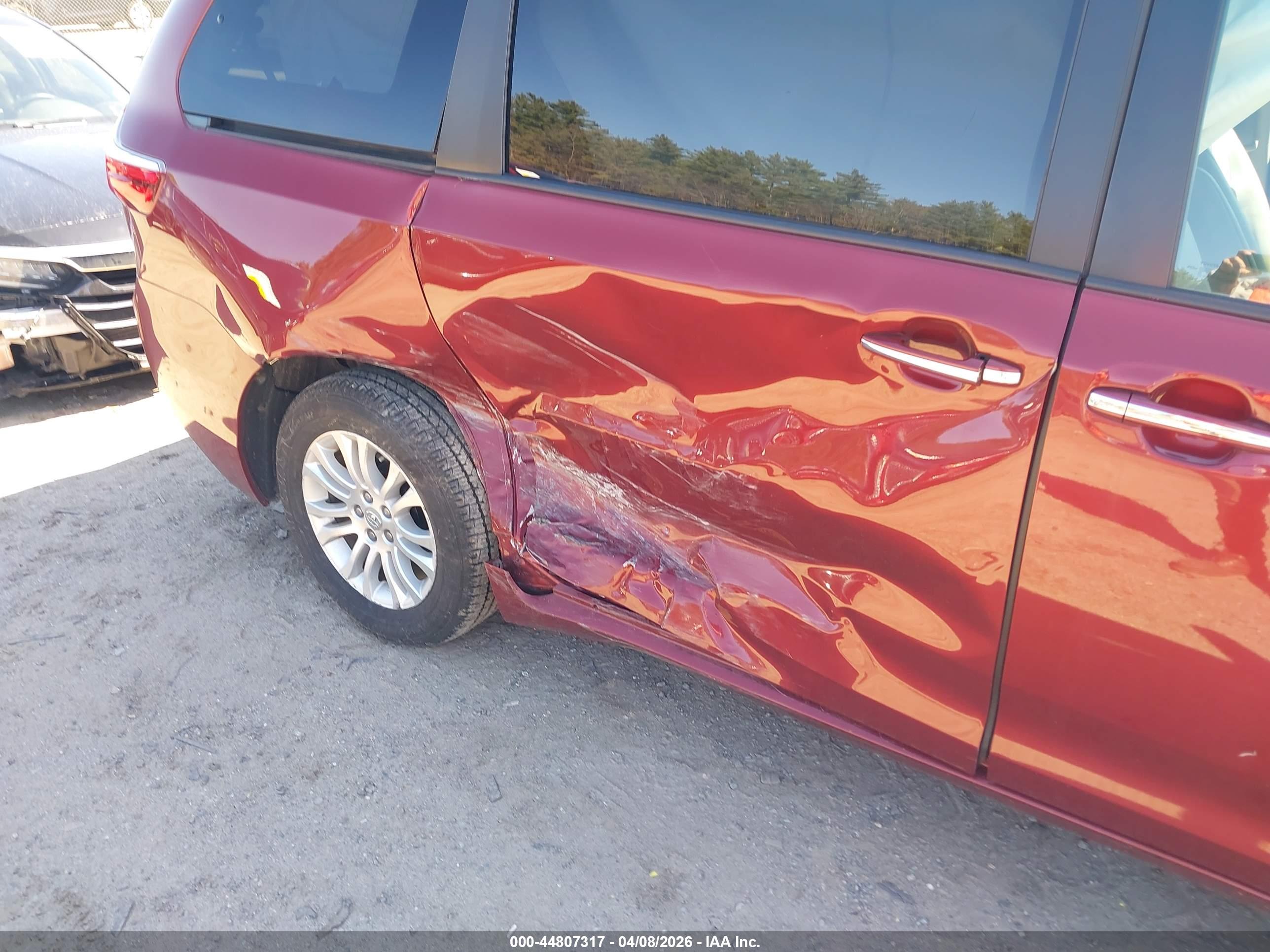 TOYOTA SIENNA image 6