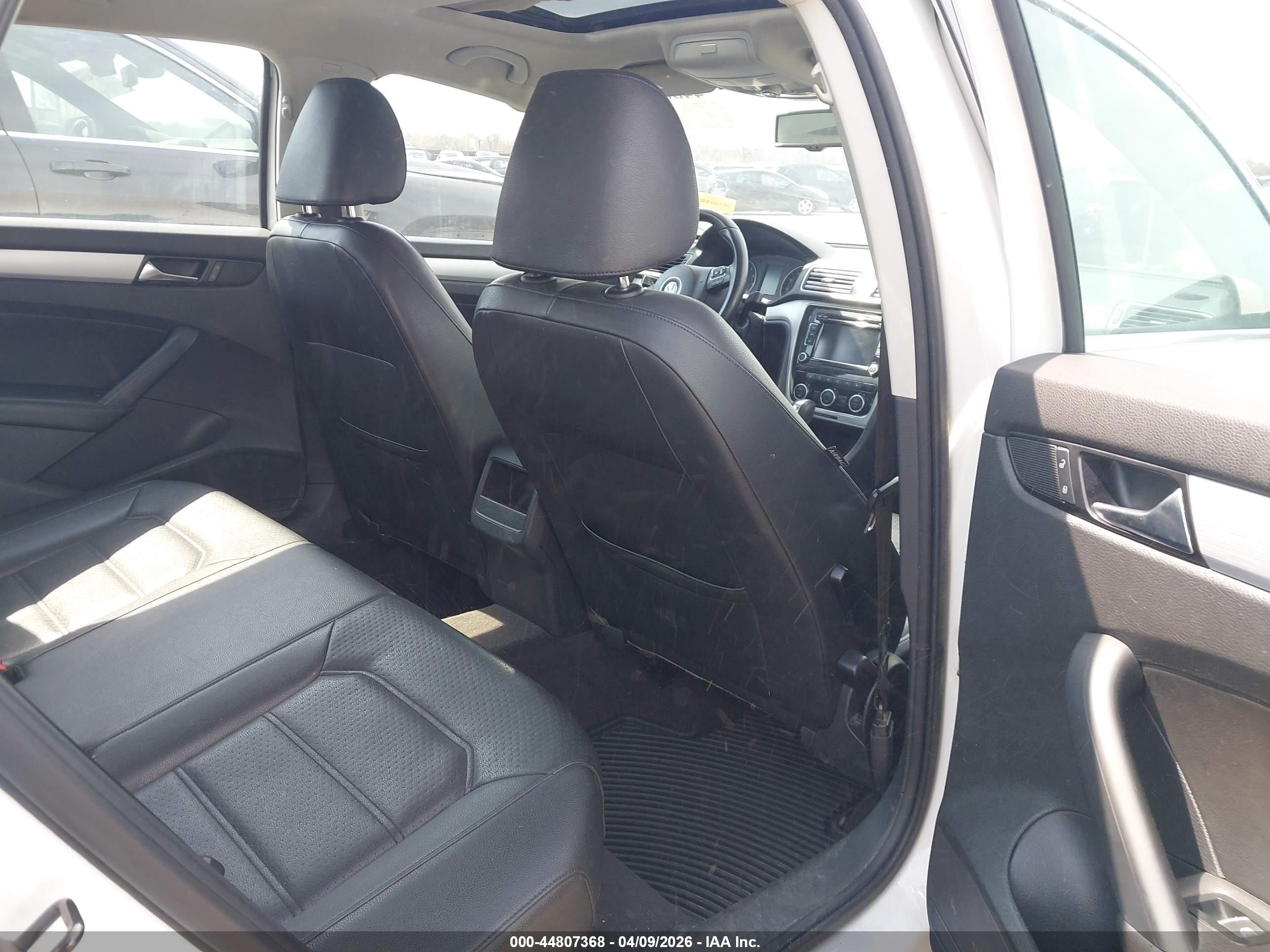 VOLKSWAGEN PASSAT image 8