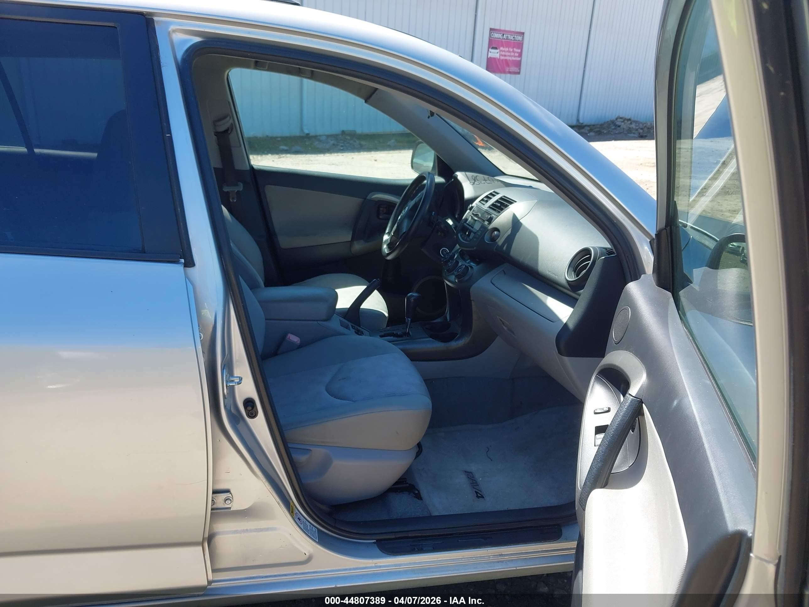 TOYOTA RAV4 image 5