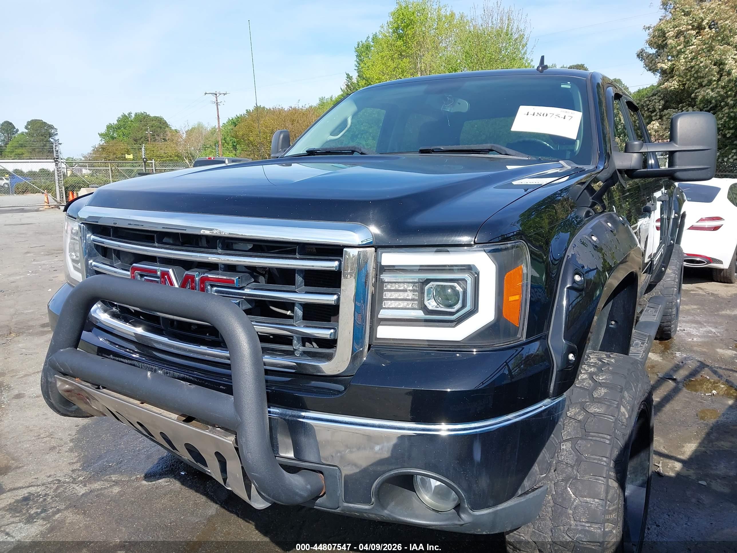 GMC SIERRA image 2