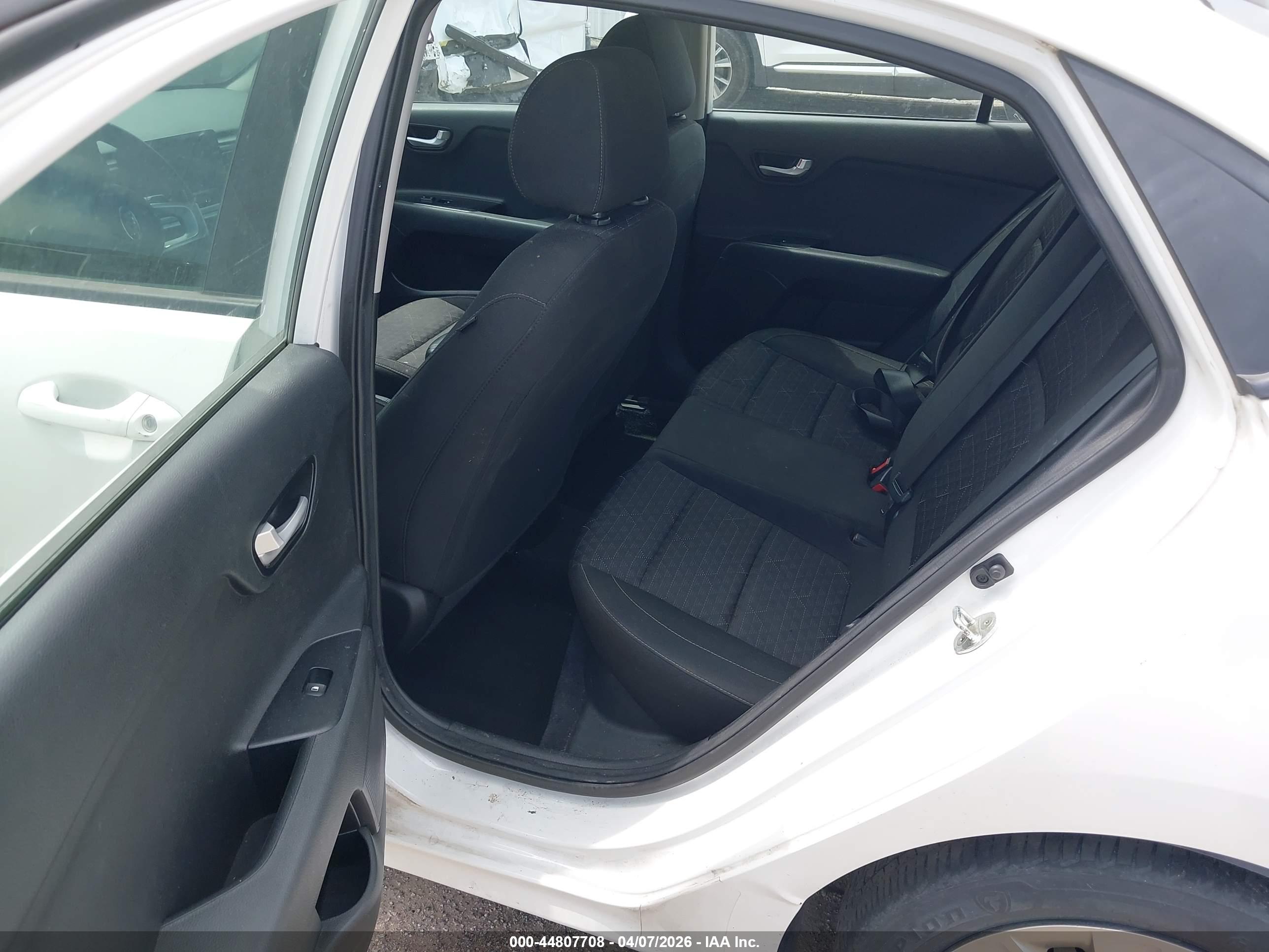 KIA RIO image 8