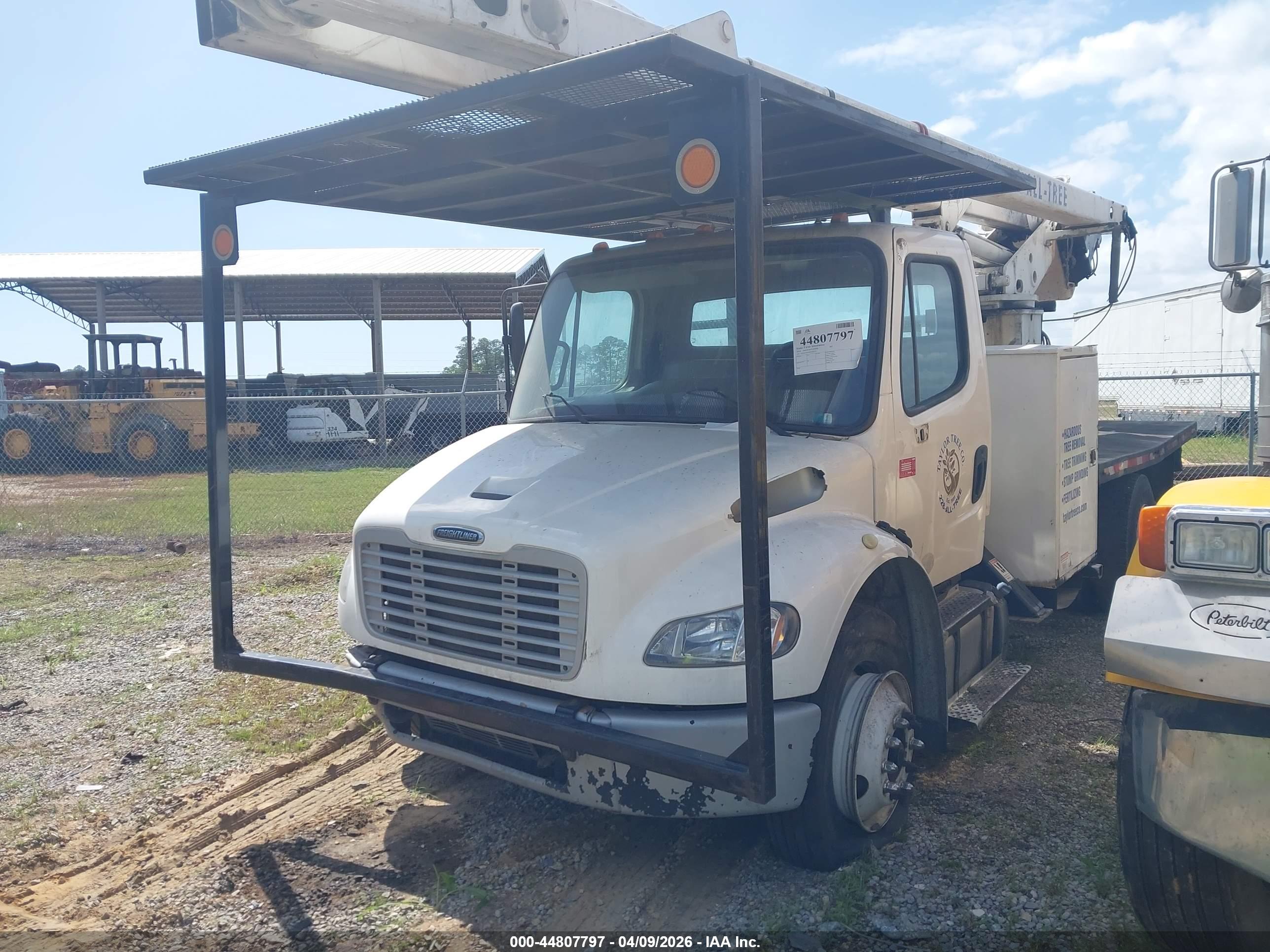 FREIGHTLINER M2 image 2
