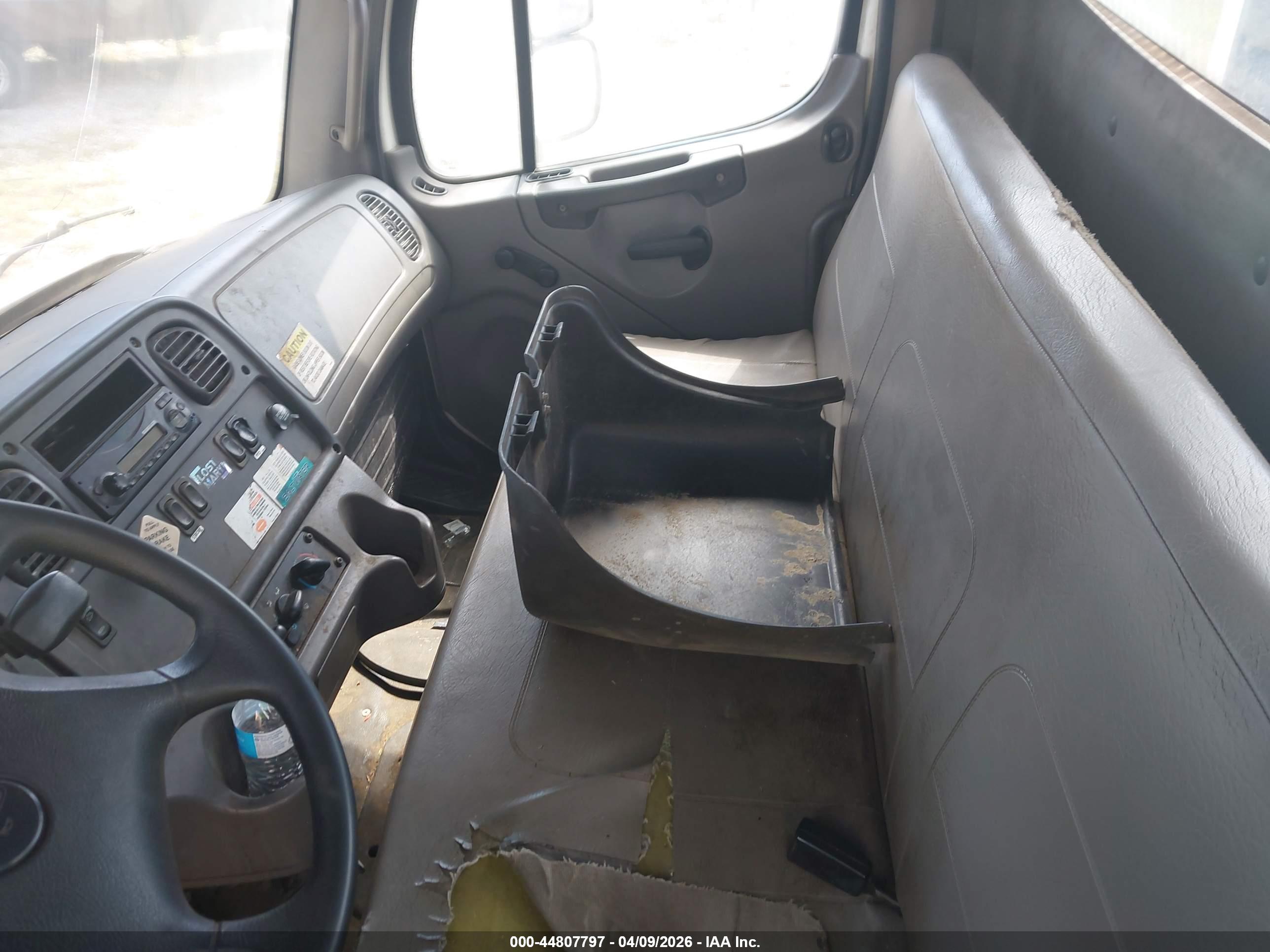 FREIGHTLINER M2 image 7