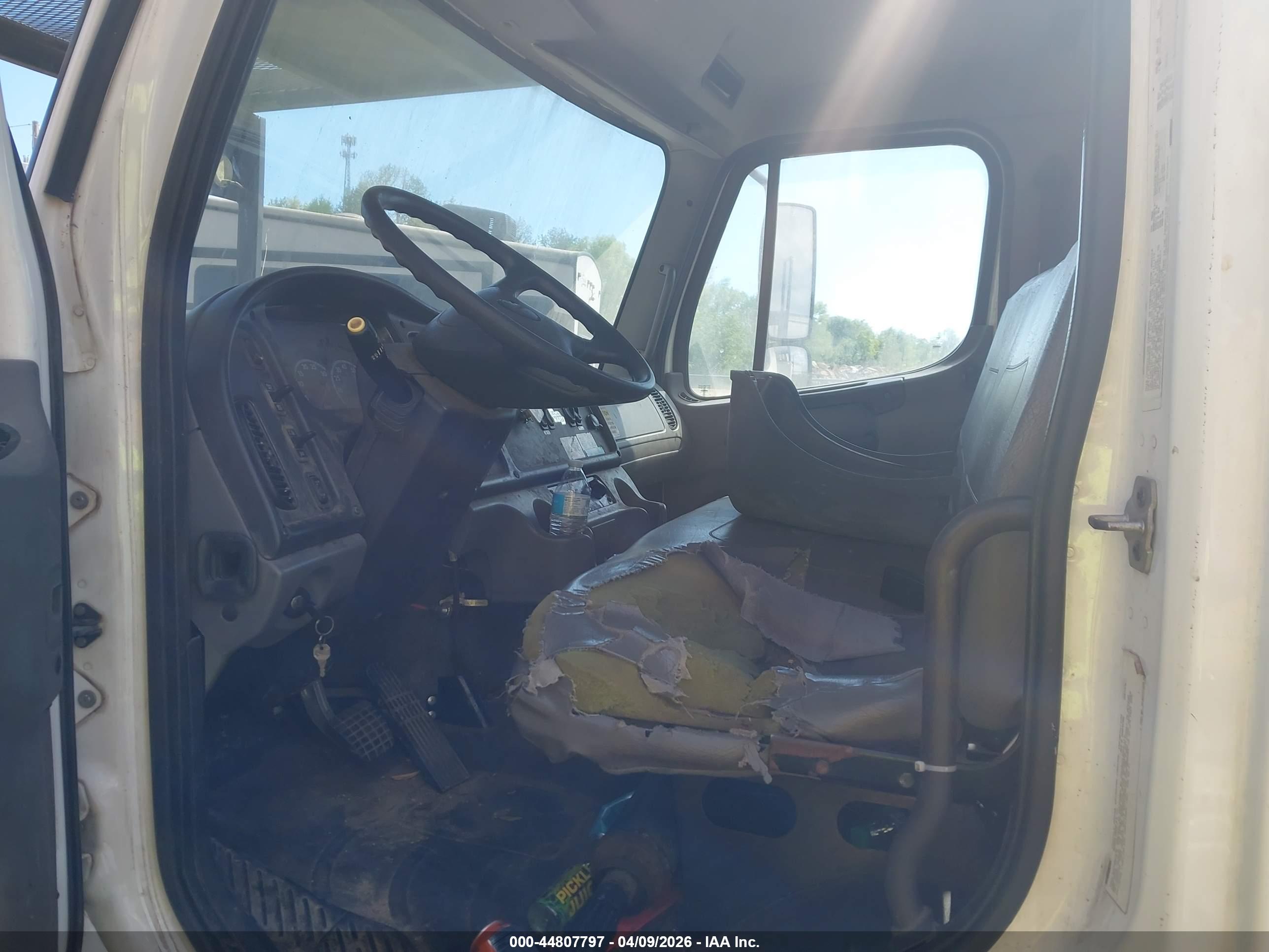 FREIGHTLINER M2 image 8