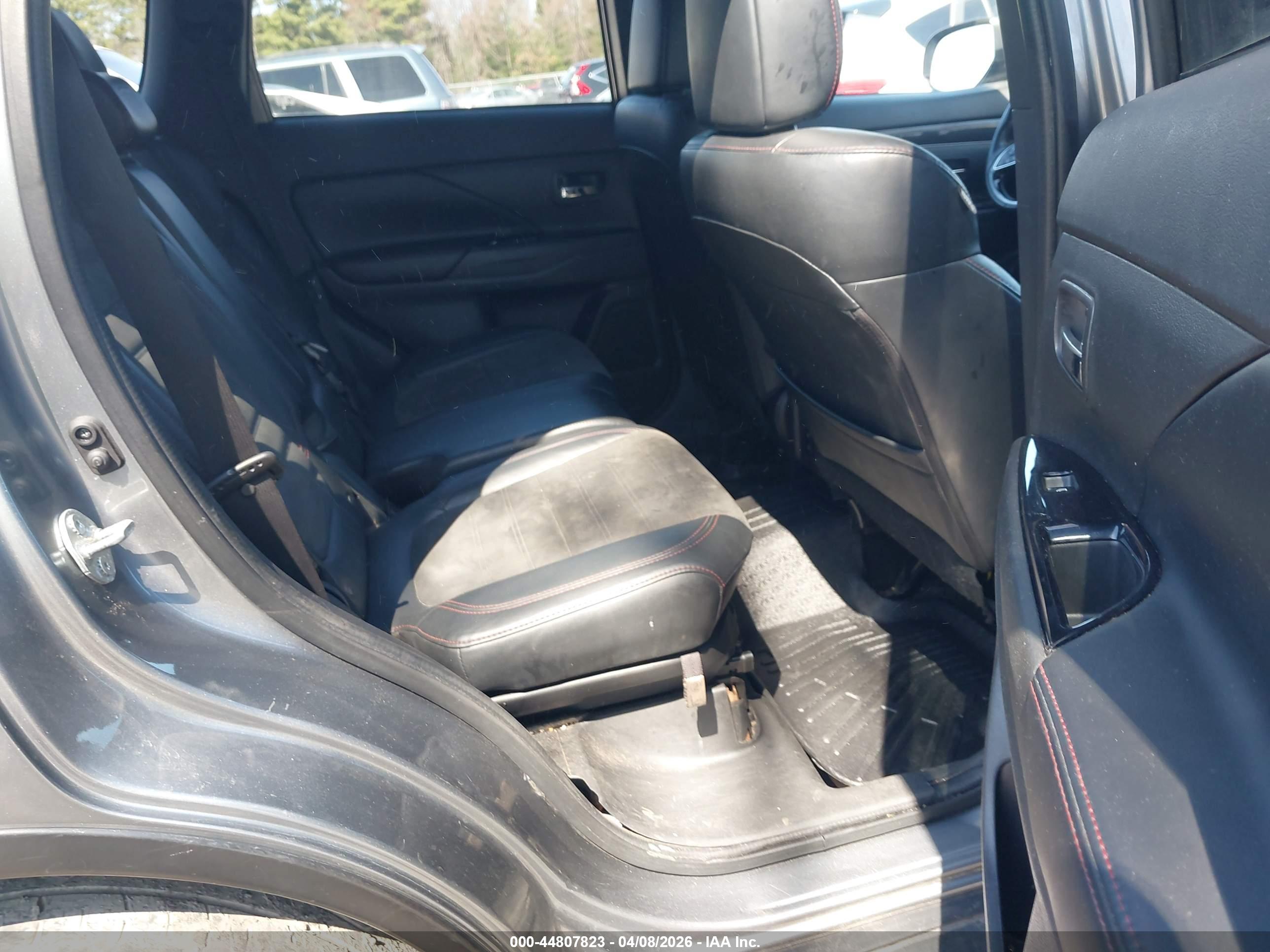 MITSUBISHI OUTLANDER image 8