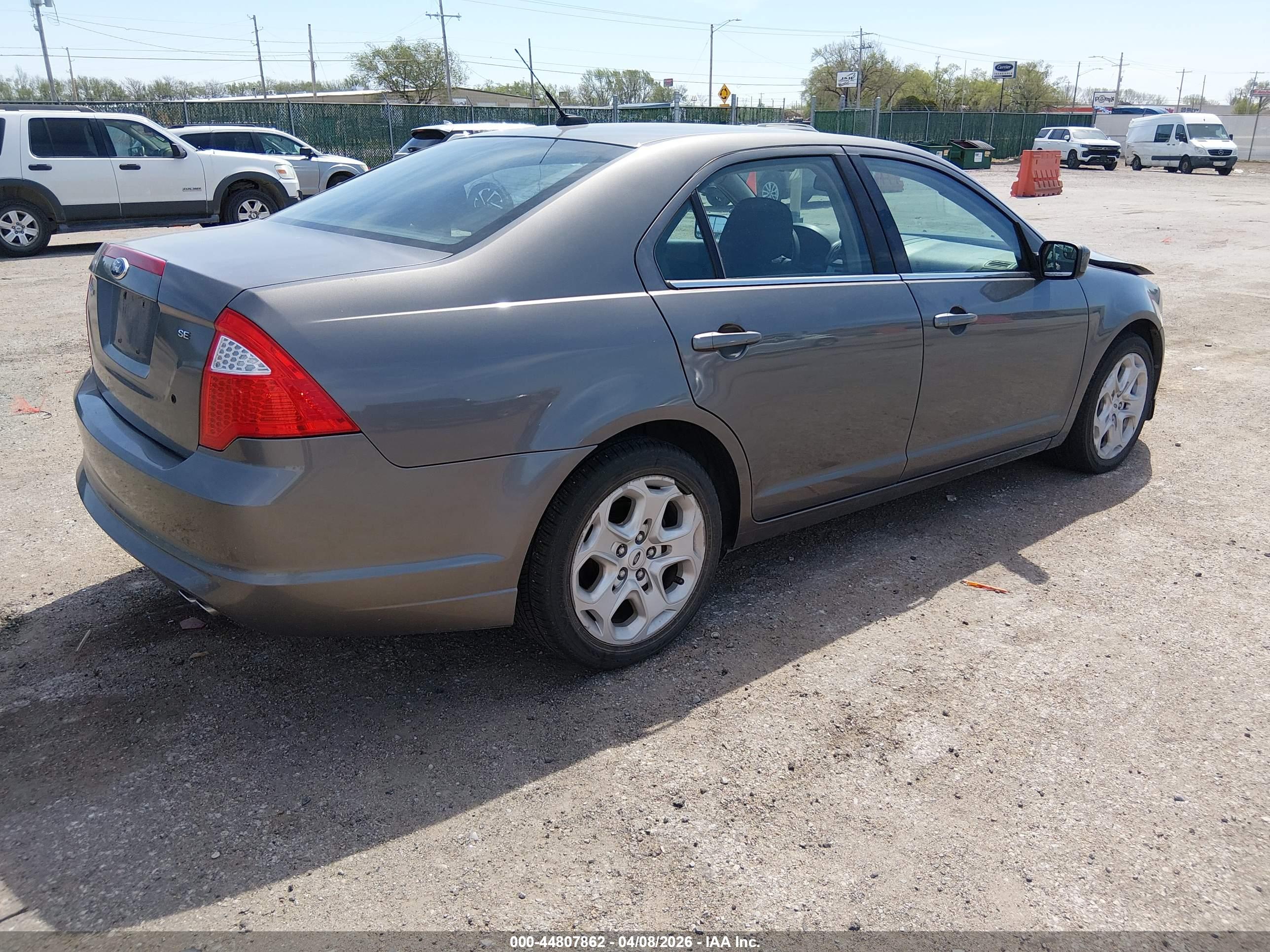 FORD FUSION image 4
