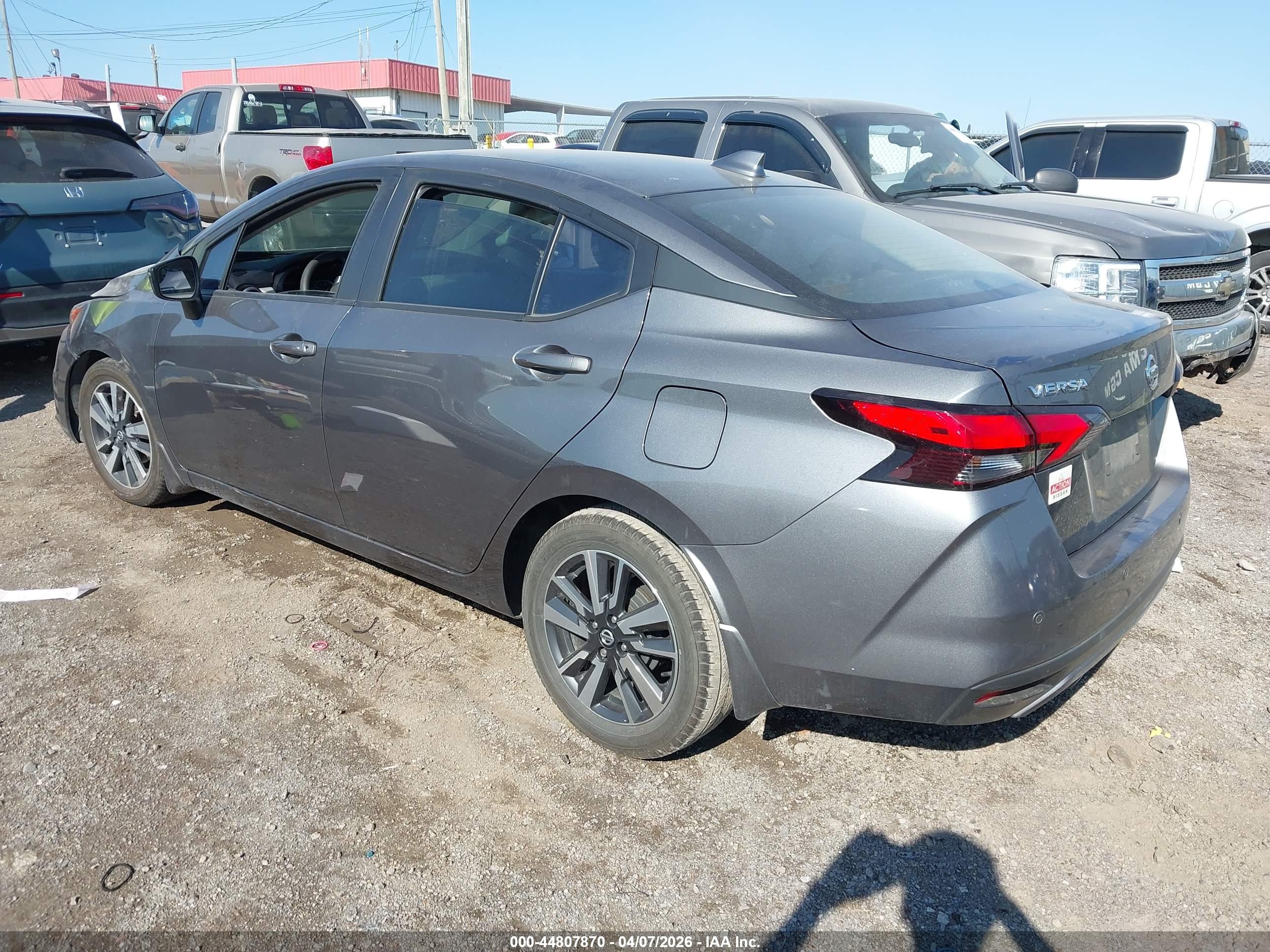 NISSAN VERSA image 3