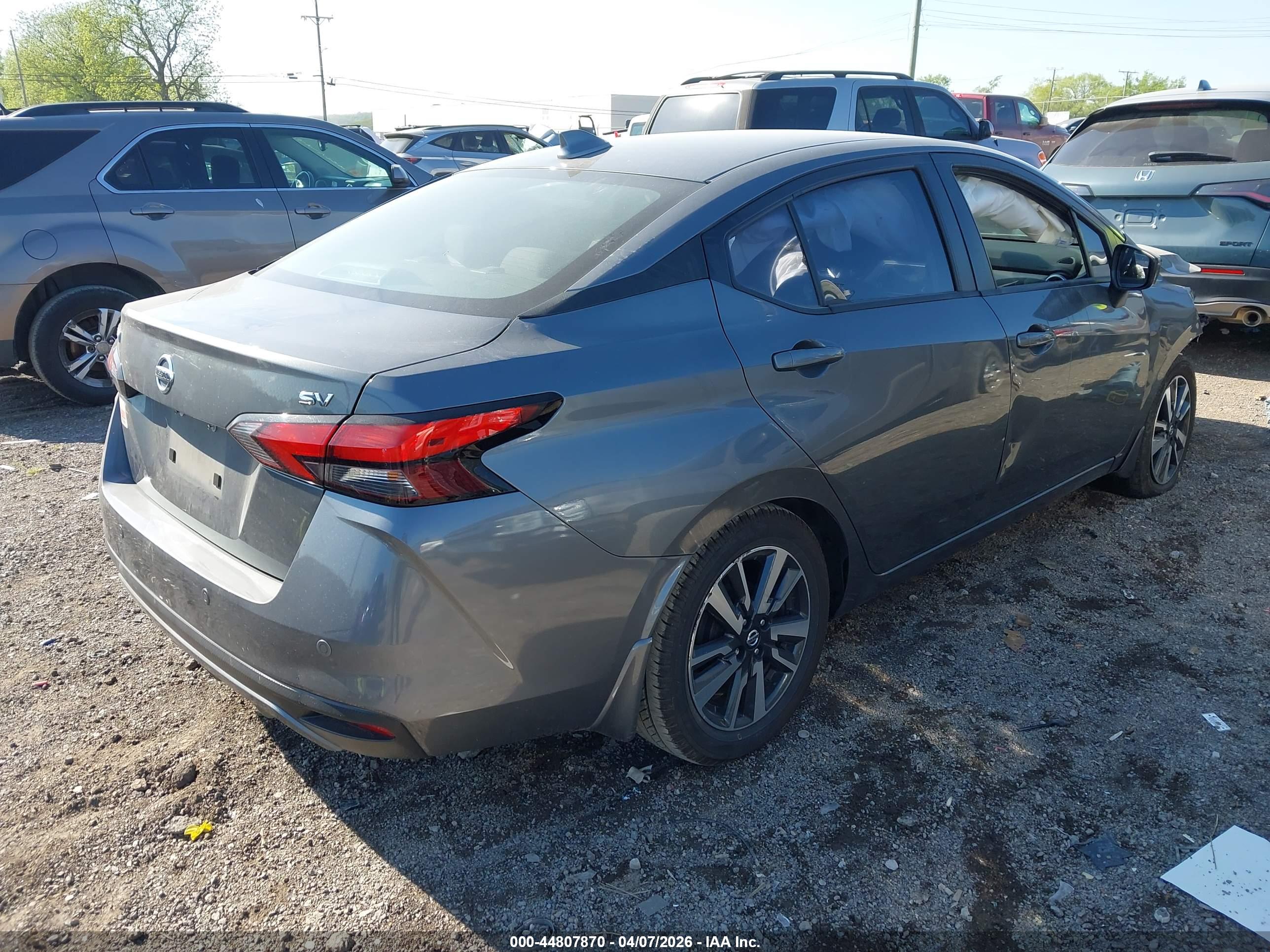 NISSAN VERSA image 4