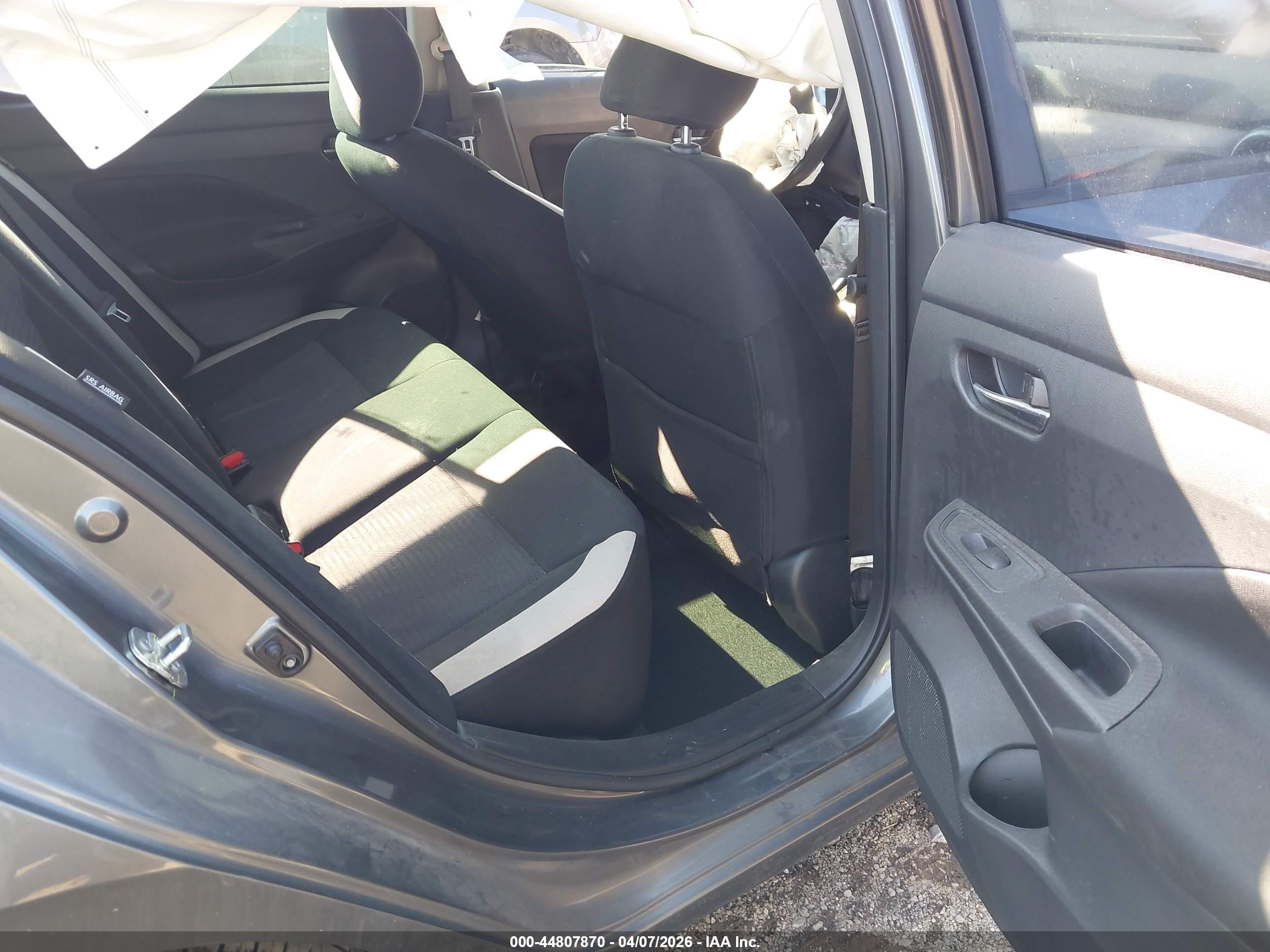 NISSAN VERSA image 8
