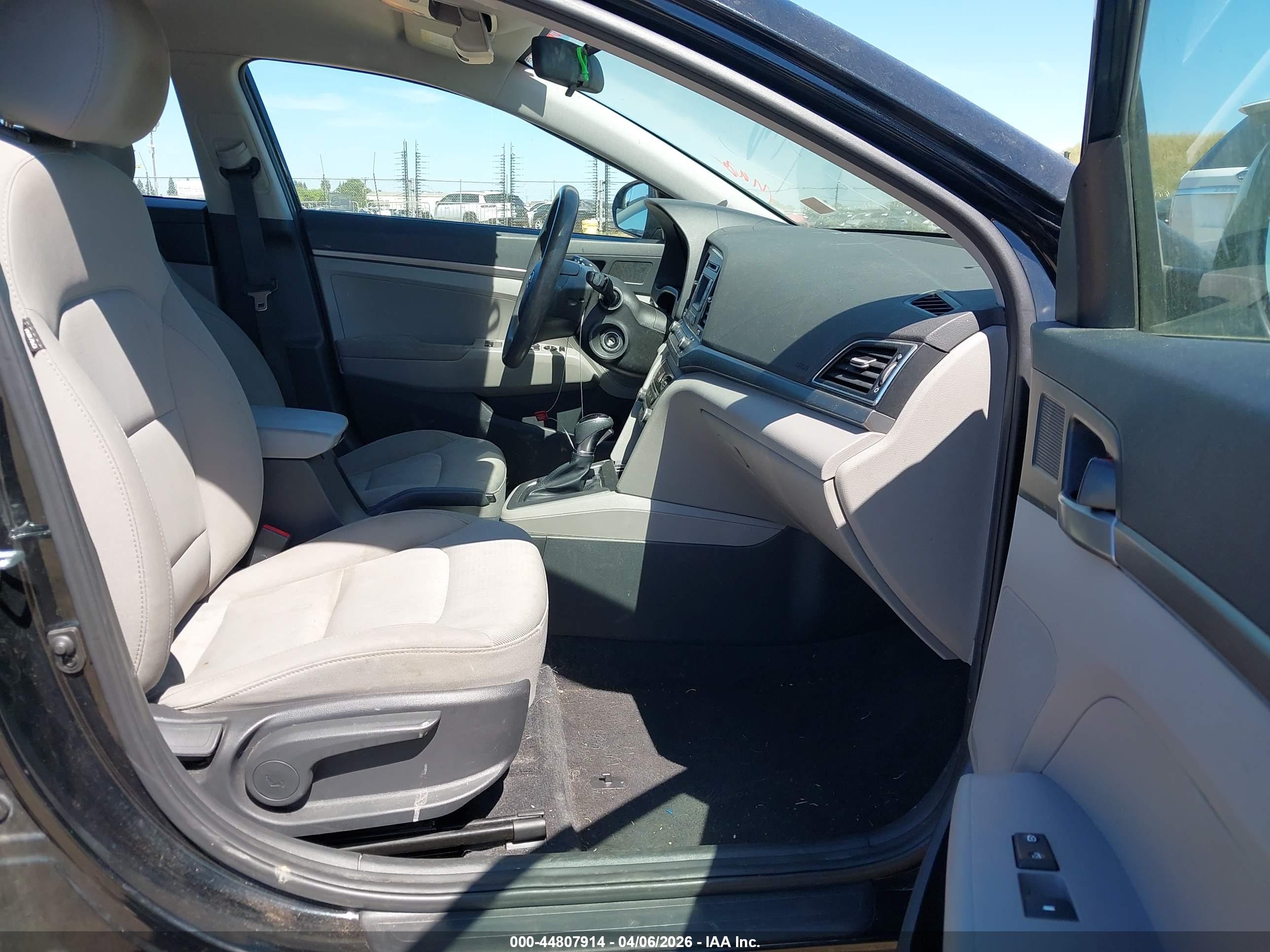 HYUNDAI ELANTRA image 5