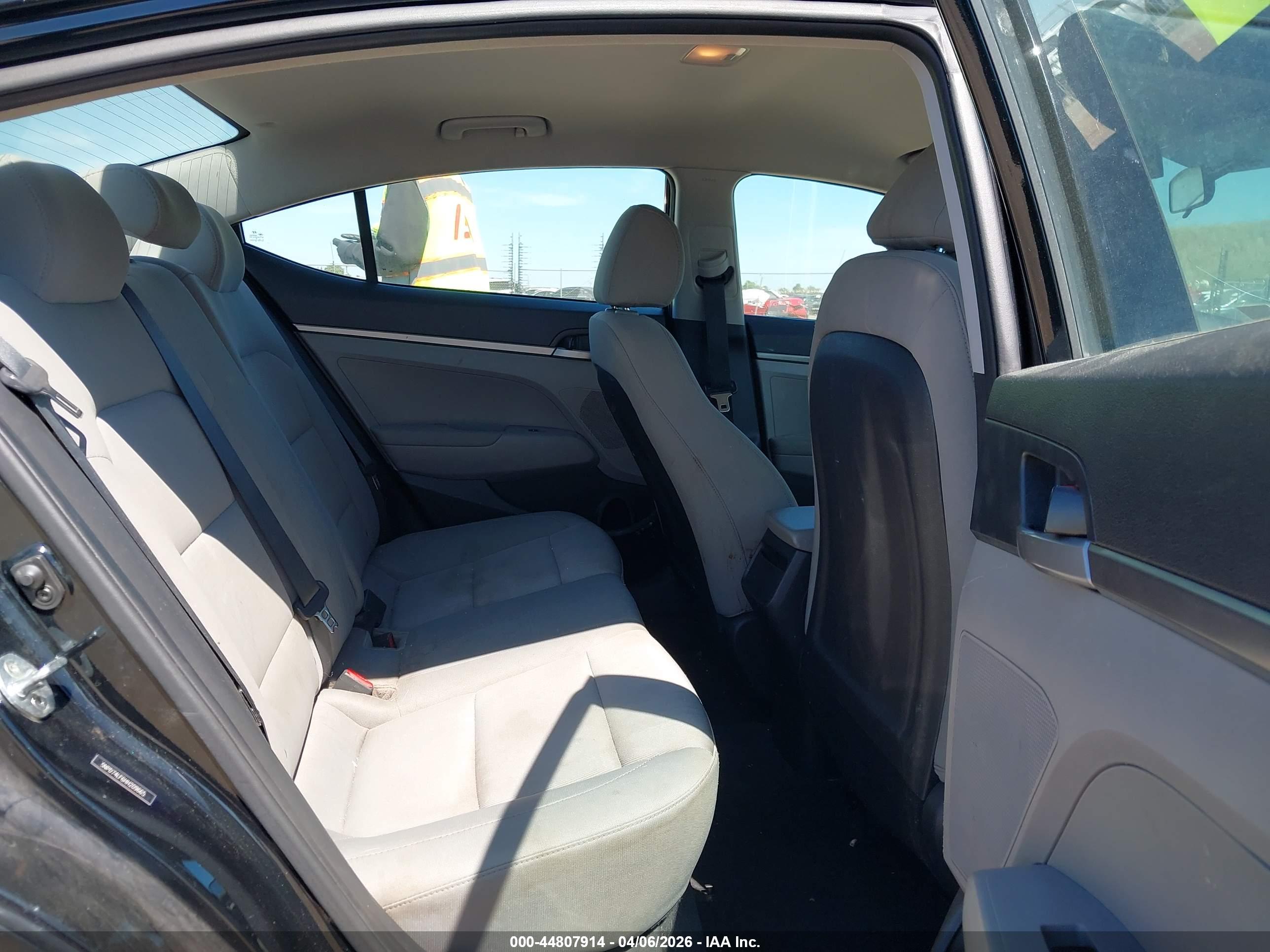 HYUNDAI ELANTRA image 8