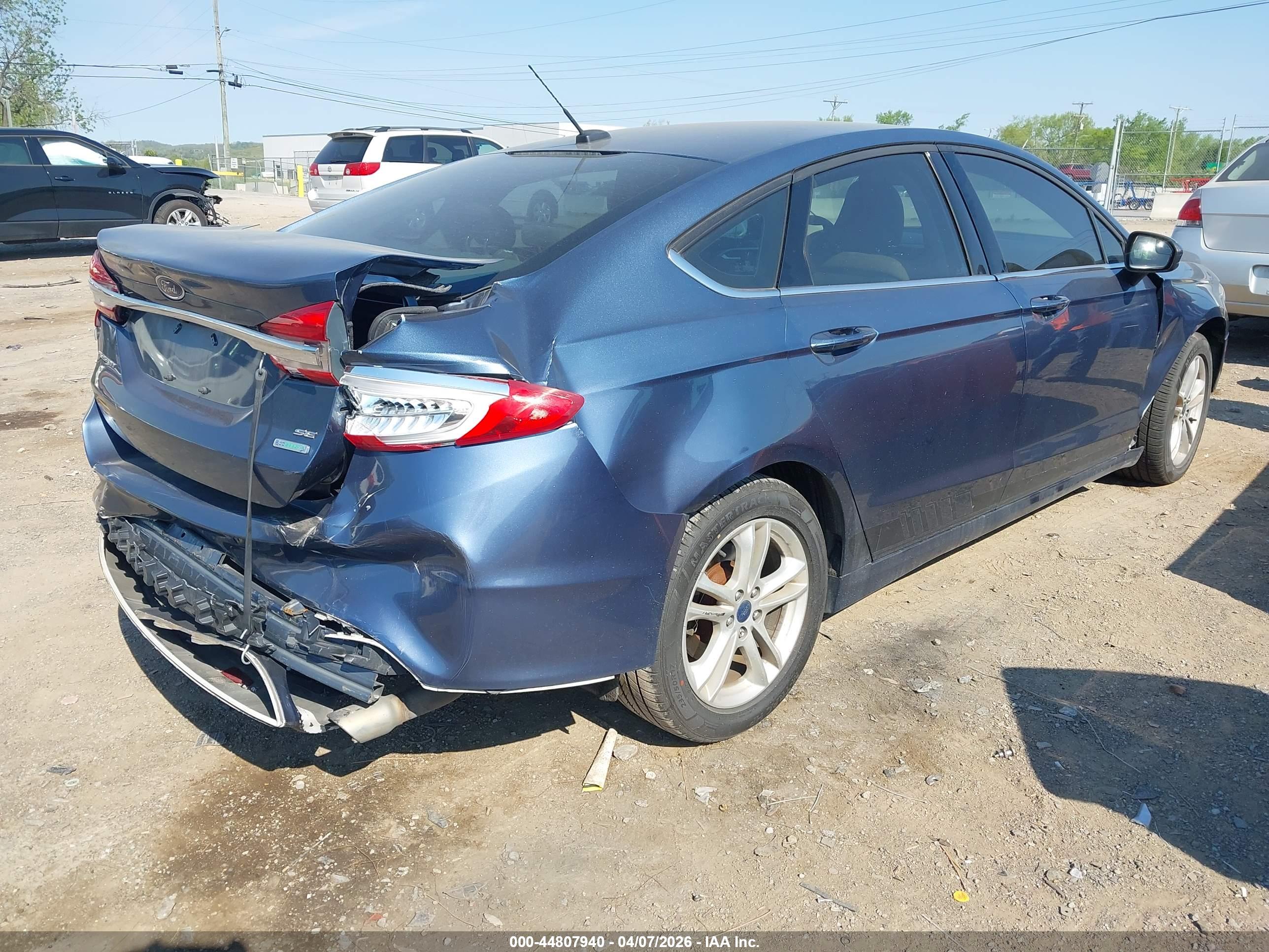 FORD FUSION image 4