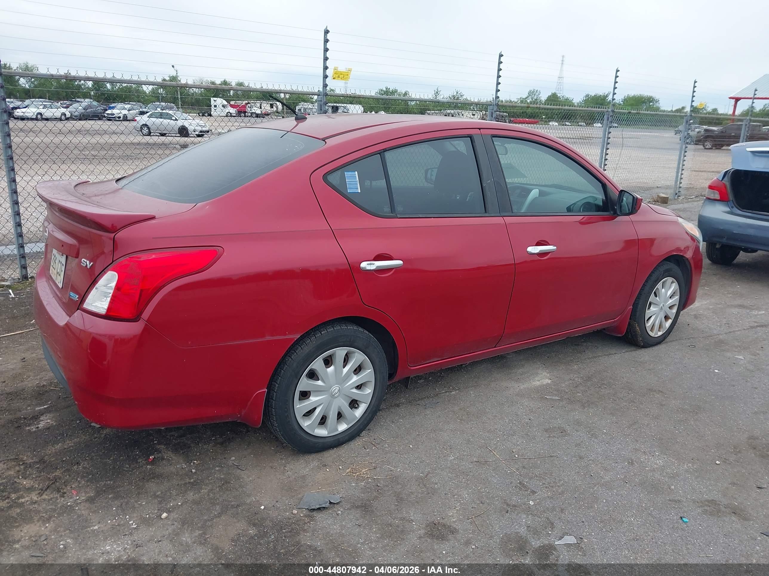 NISSAN VERSA image 4