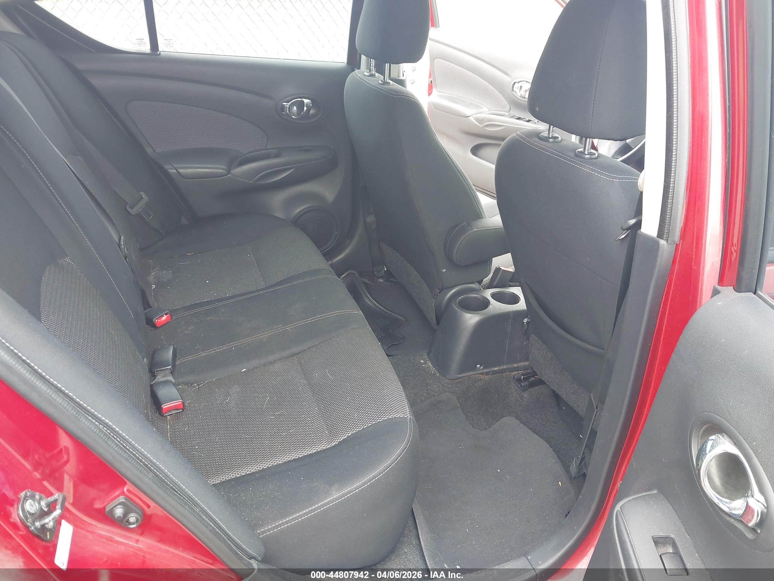 NISSAN VERSA image 8