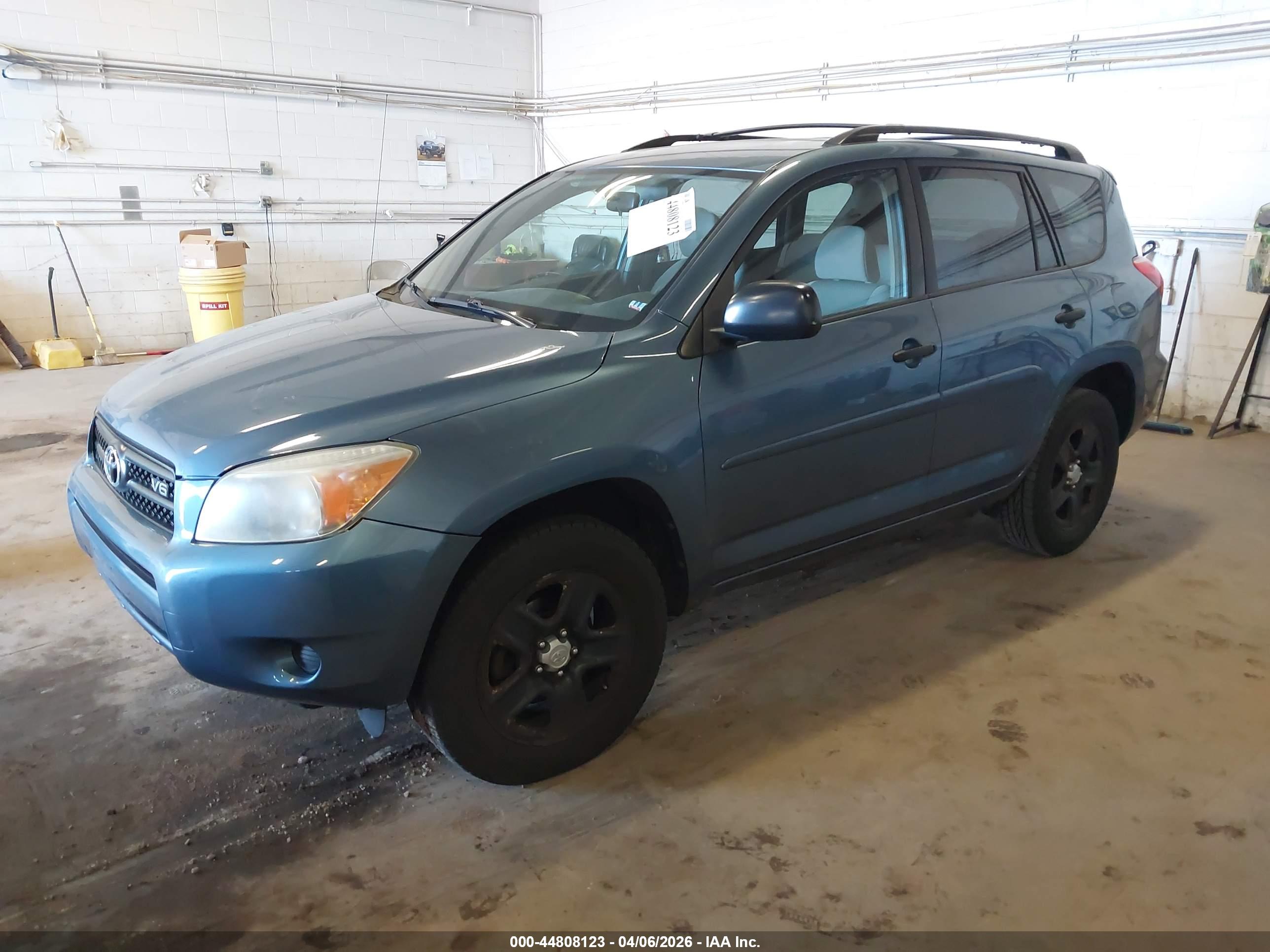 TOYOTA RAV4 image 2