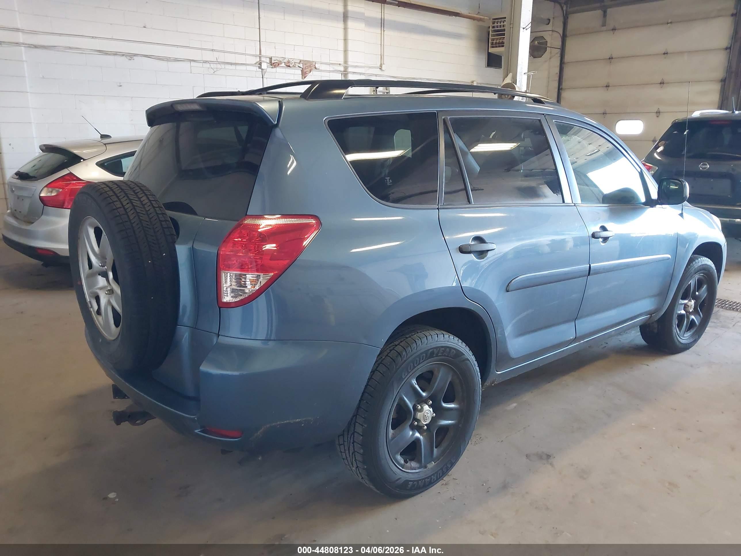TOYOTA RAV4 image 4