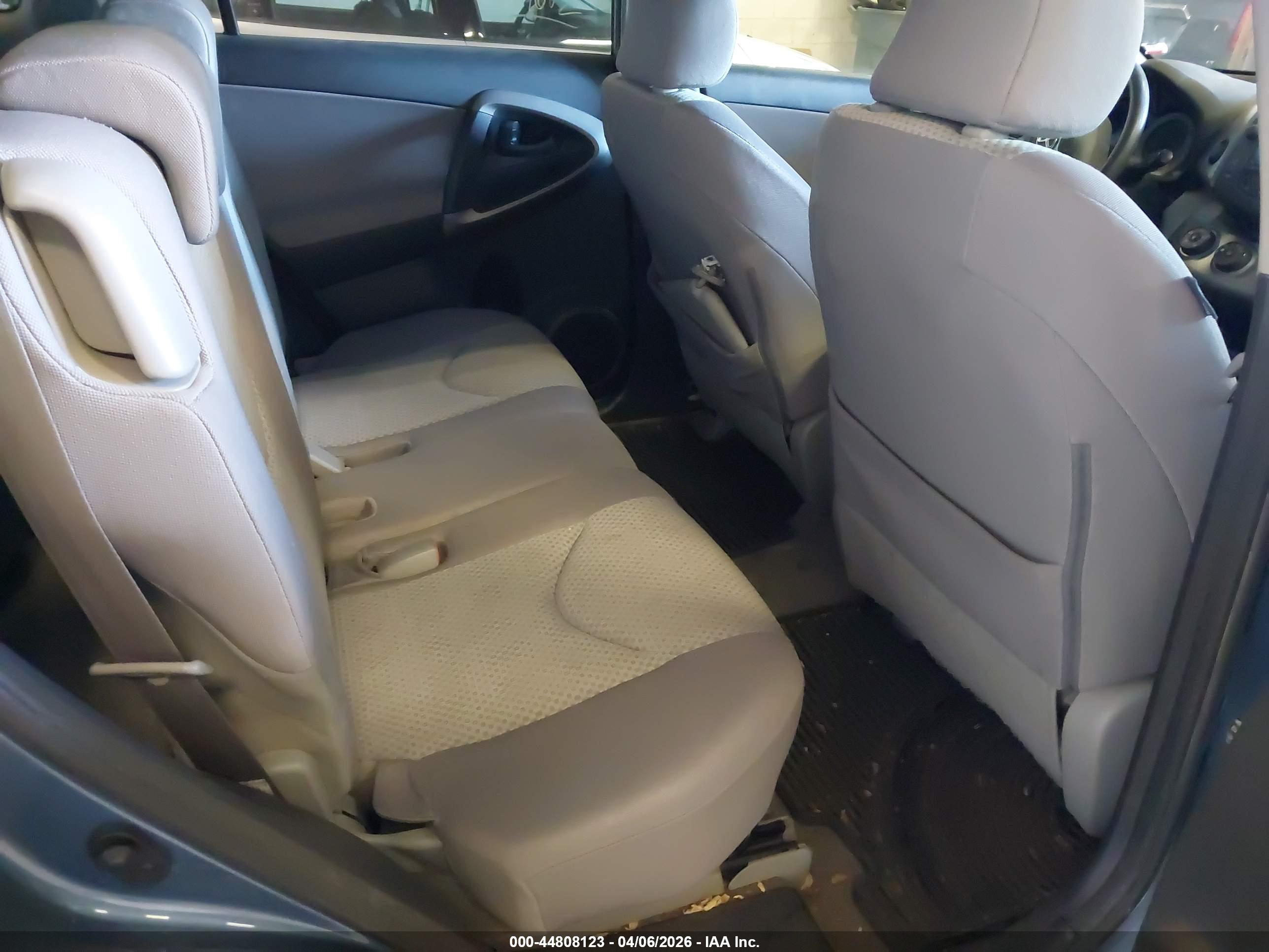 TOYOTA RAV4 image 8