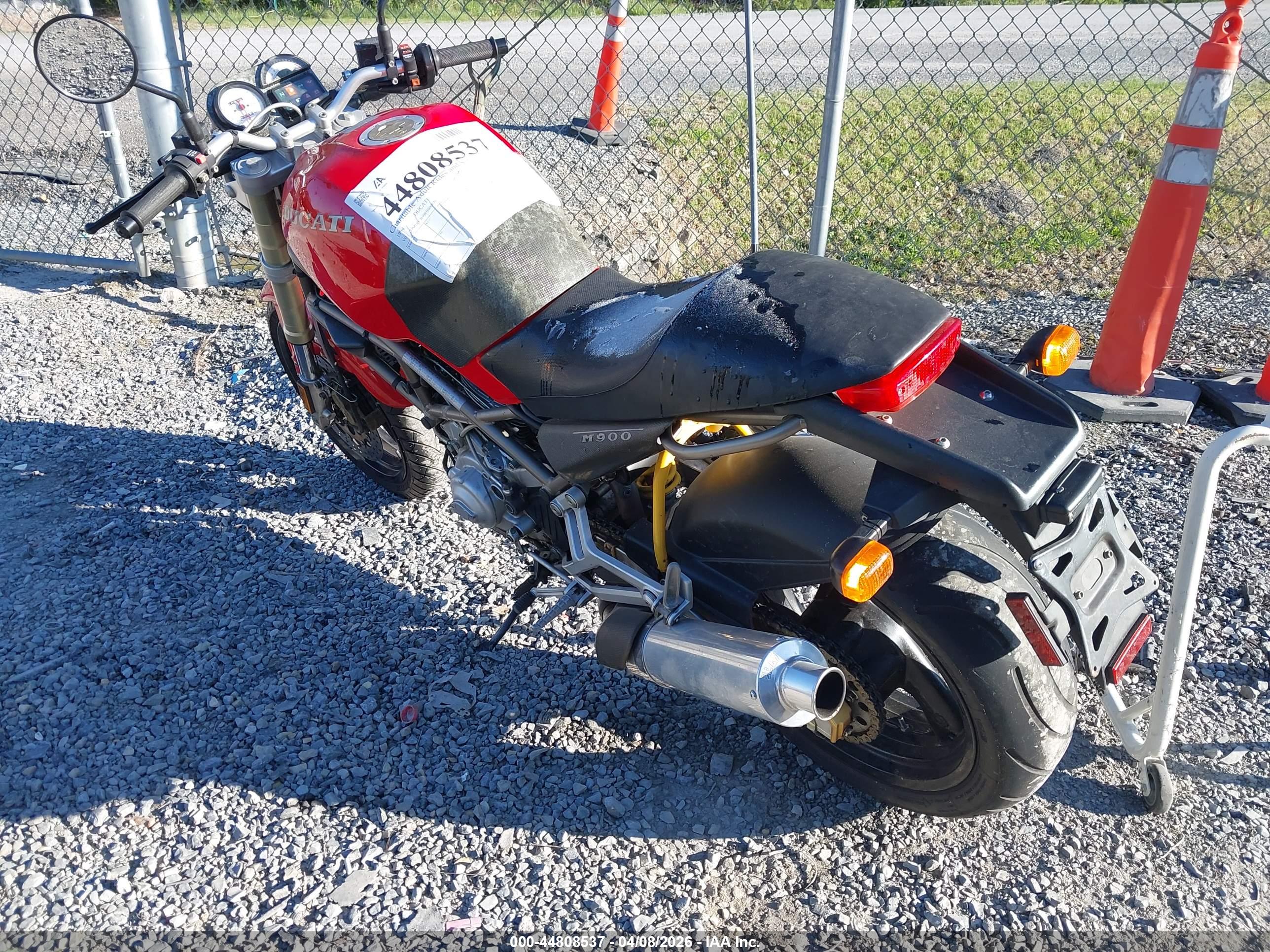 DUCATI M900 image 3